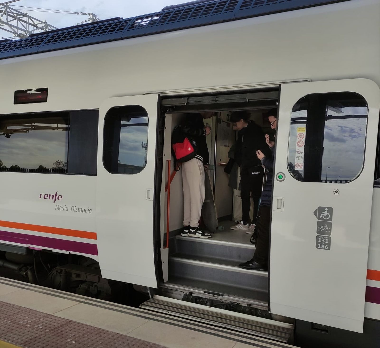 Pasajeros de pie en el tren Huelva-Sevilla de este viernes.