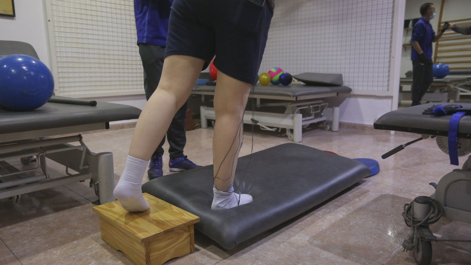 Un fisioterapeuta trata a una paciente en un centro privado.