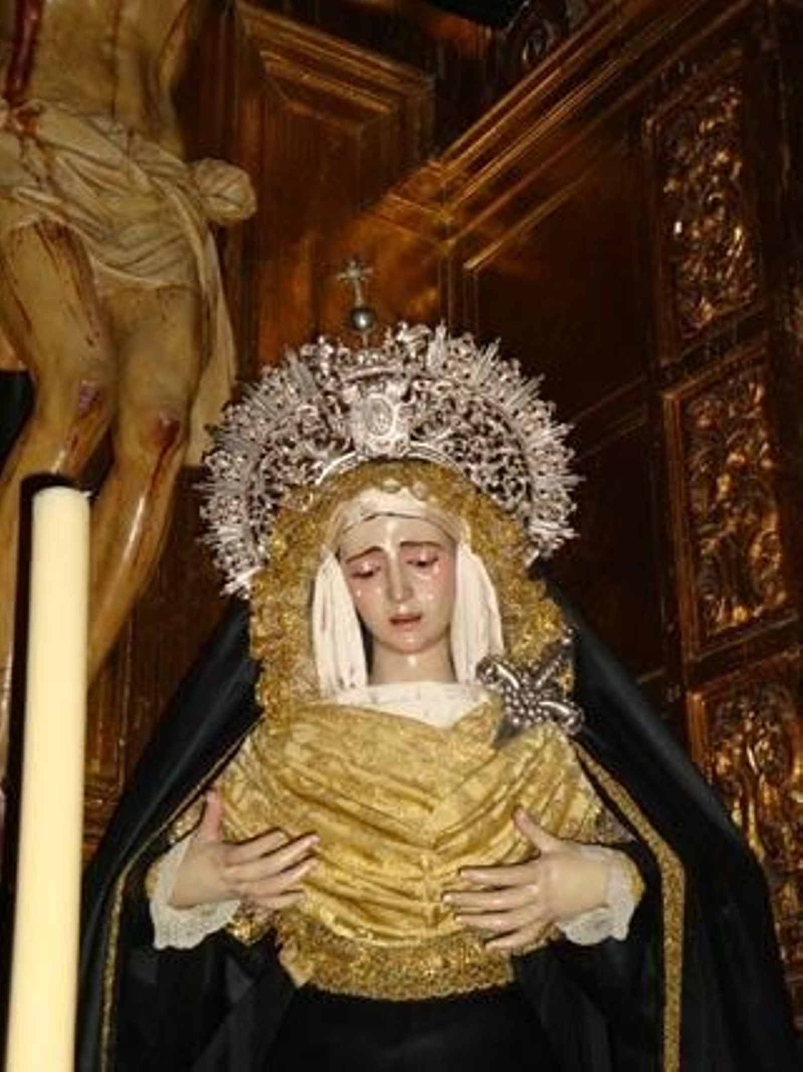 Cristo de las Ánimas y Cristo de la Salvación, que reciben culto en la Parroquia de San Bartolomé.