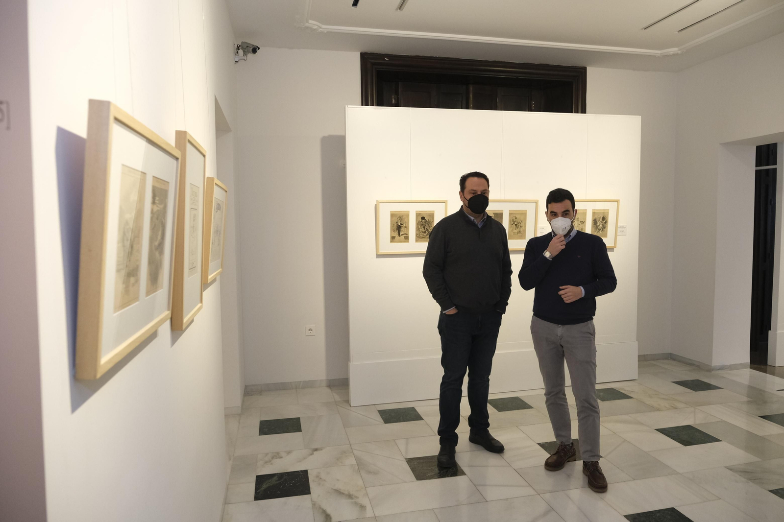 José Manuel Martín Robles y Carlos Sánchez en la apertura de la exposición de Manuel Luque.
