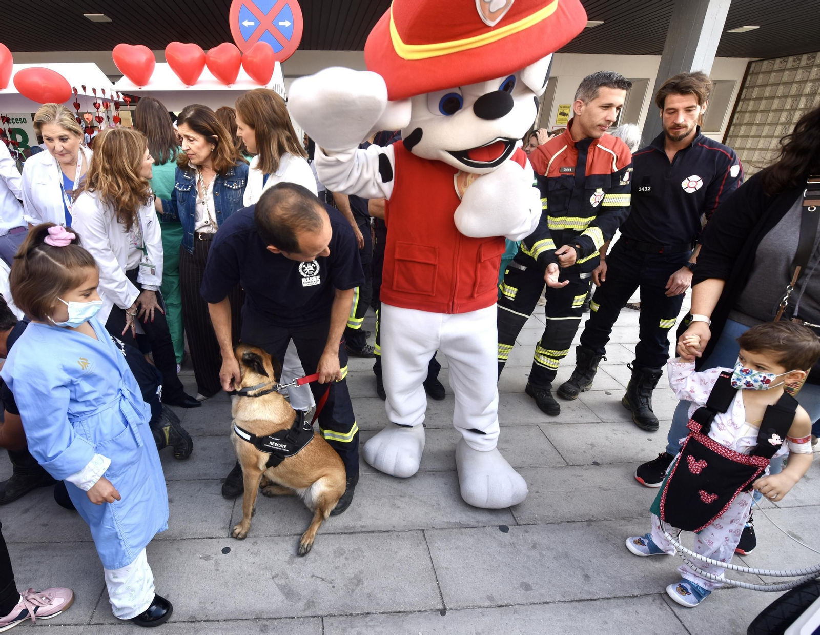 El Reina Sofía celebra el Día del Niño Hospitalizado con la visita de los bomberos, en imágenes