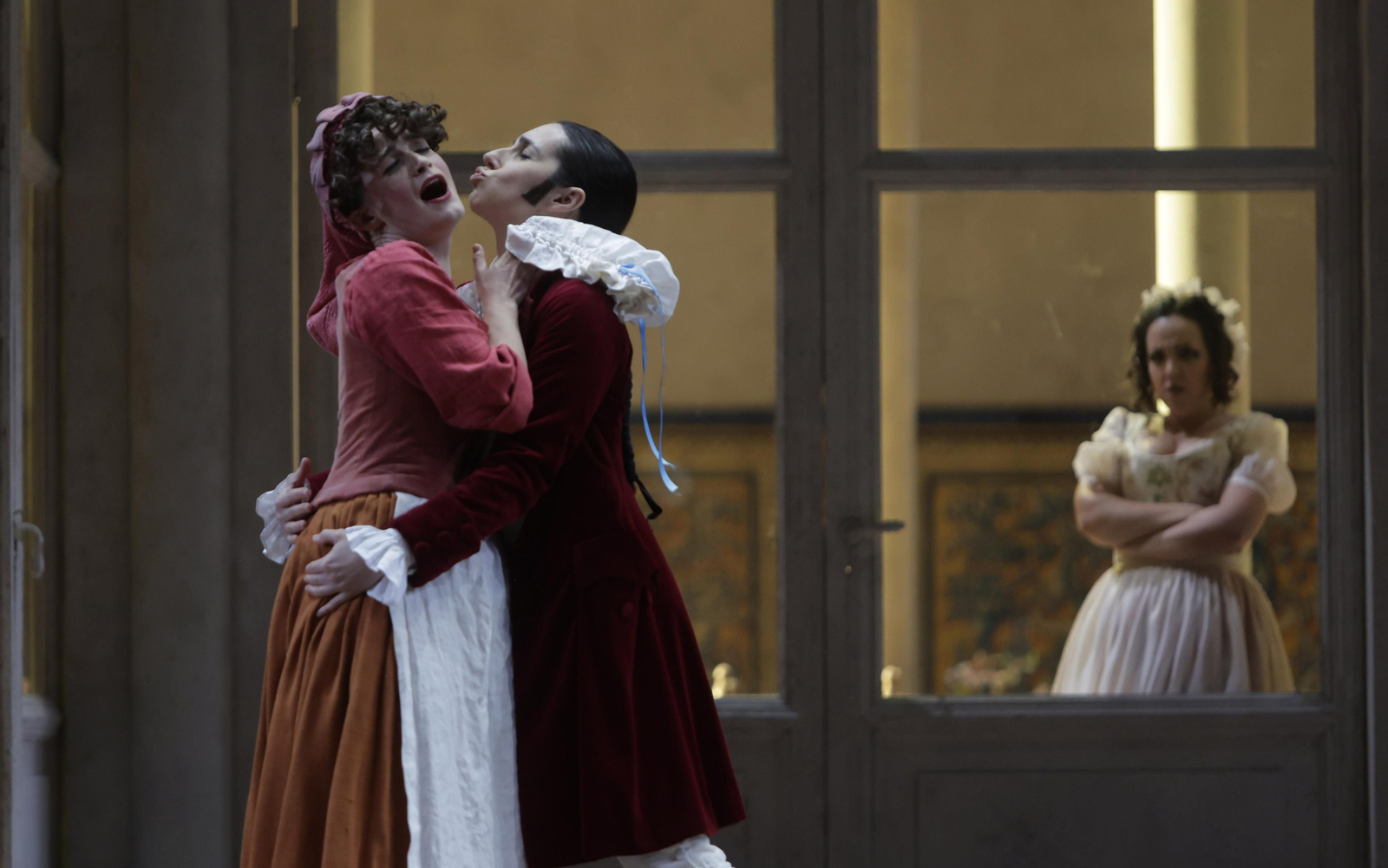 Un momento del ensayo general de 'Las Bodas de Fígaro' de Mozart en el Maestranza
