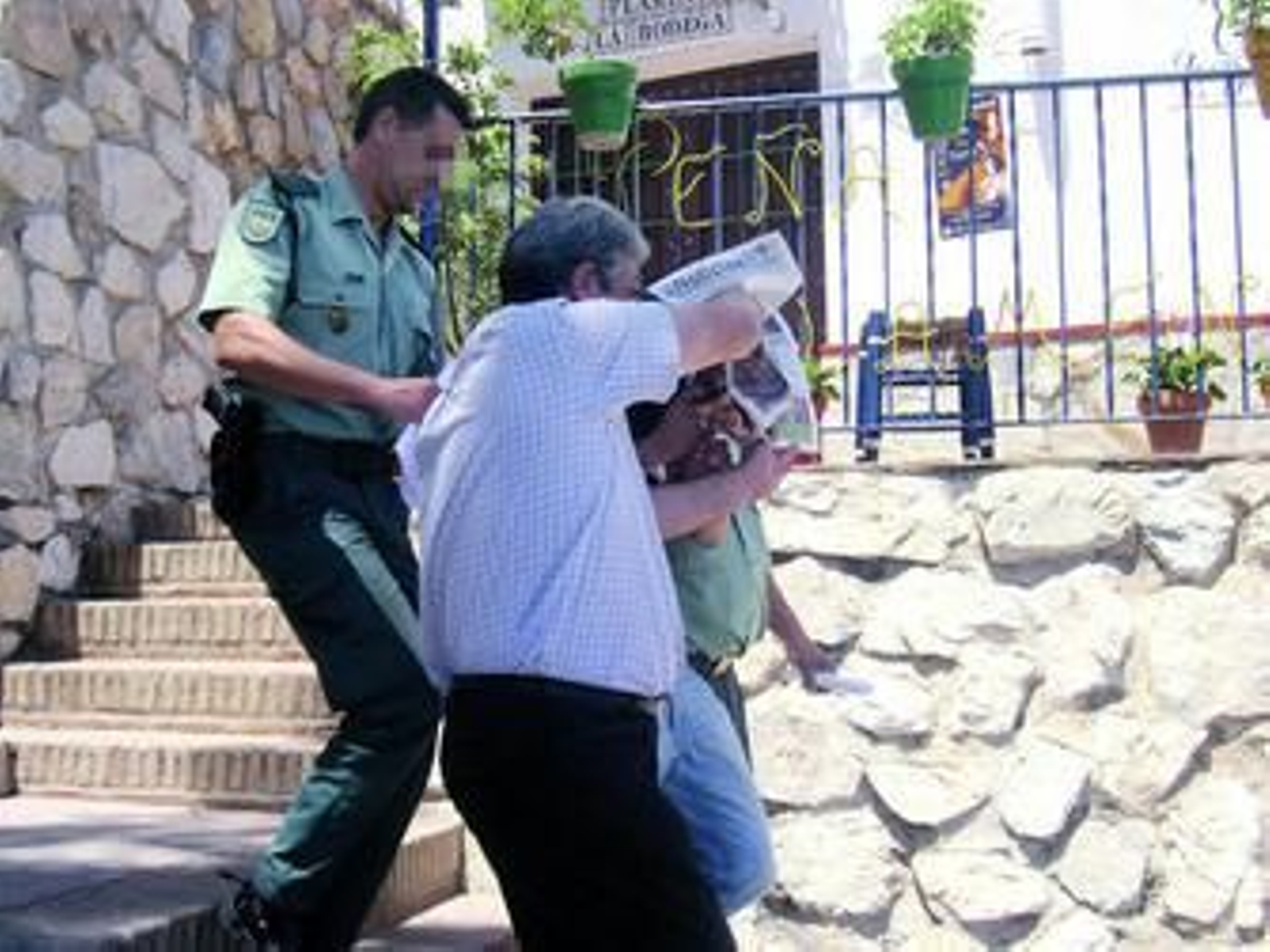 Momento de la detención de uno de los presuntos autores del crimen en Cómpeta.