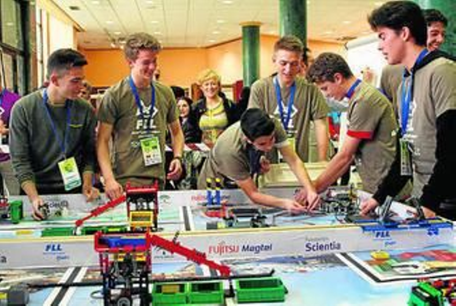 1. Planos y pautas a seguir por los concursantes del torneo Lego League celebrado el pasado sábado en Armilla. 2. Un grupo de adolescentes preparan su maqueta antes de pasar el jurado. 3. Alumnos de otro centro educativo participantes en plena acción para supervisar que todo marchara a la perfección. 4 y 5. Uno de los participantes comprueba la construcción realizada. 6. Expertos en plena revisión de la maqueta.