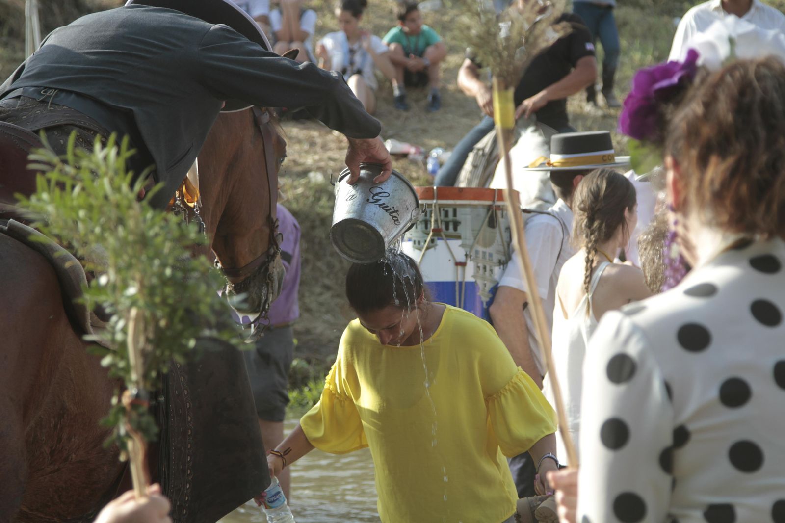 Las hermandades cruzan el vado del Quema