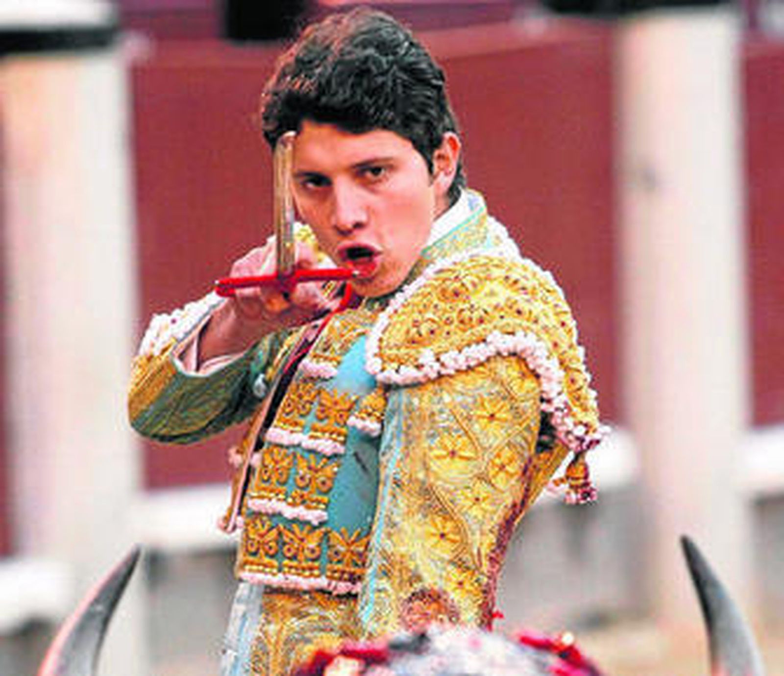 Sebastián Ritter, concentrado en la suerte suprema, ayer en la plaza de toros de Las Ventas.