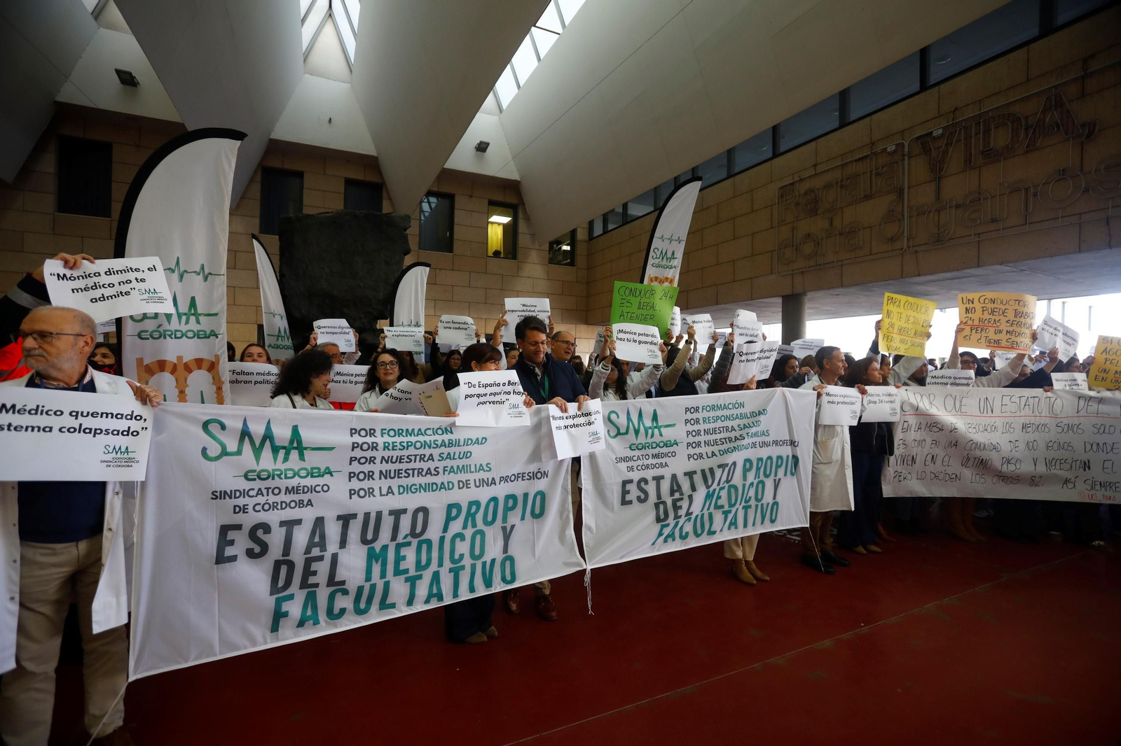 La concentración por la huelga de médicos en Córdoba contra el Estatuto Marco, en imágenes