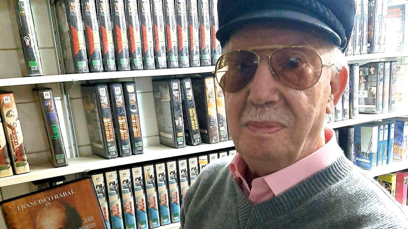 Gabriel Moreno en su antigua factoría de cine.