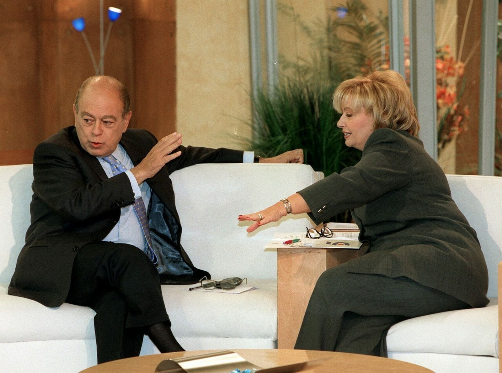 María Teresa Campos con Jordi Pujol en su matinal de Telecinco en 1999 (las antenas de Pujol son un efecto óptico de las lámparas de atrezzo)