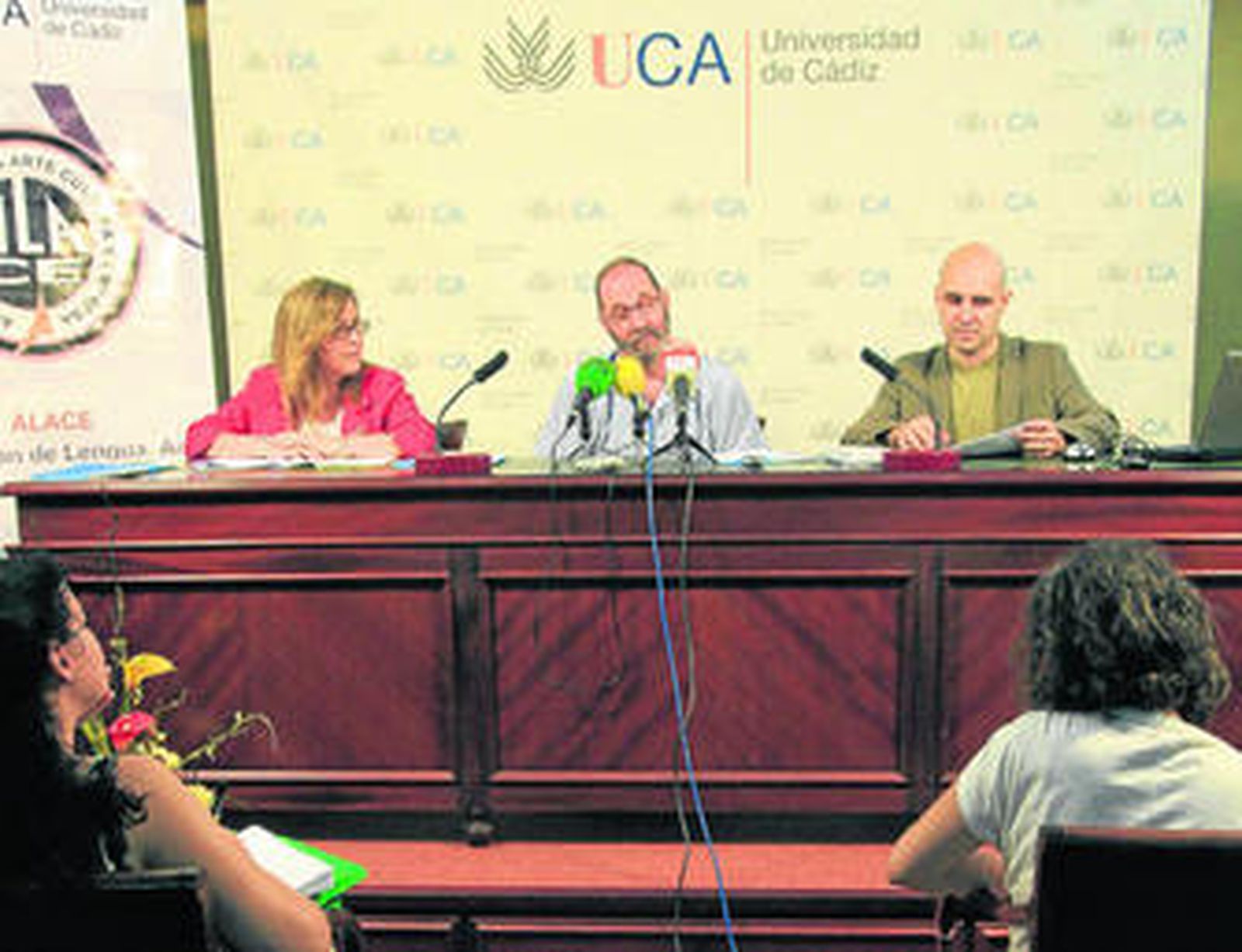 La delegada provincial de Cultura, Yolanda Peinado, Carlos Gentil, y el presidente de ALACE, Fernando Piñeiro.