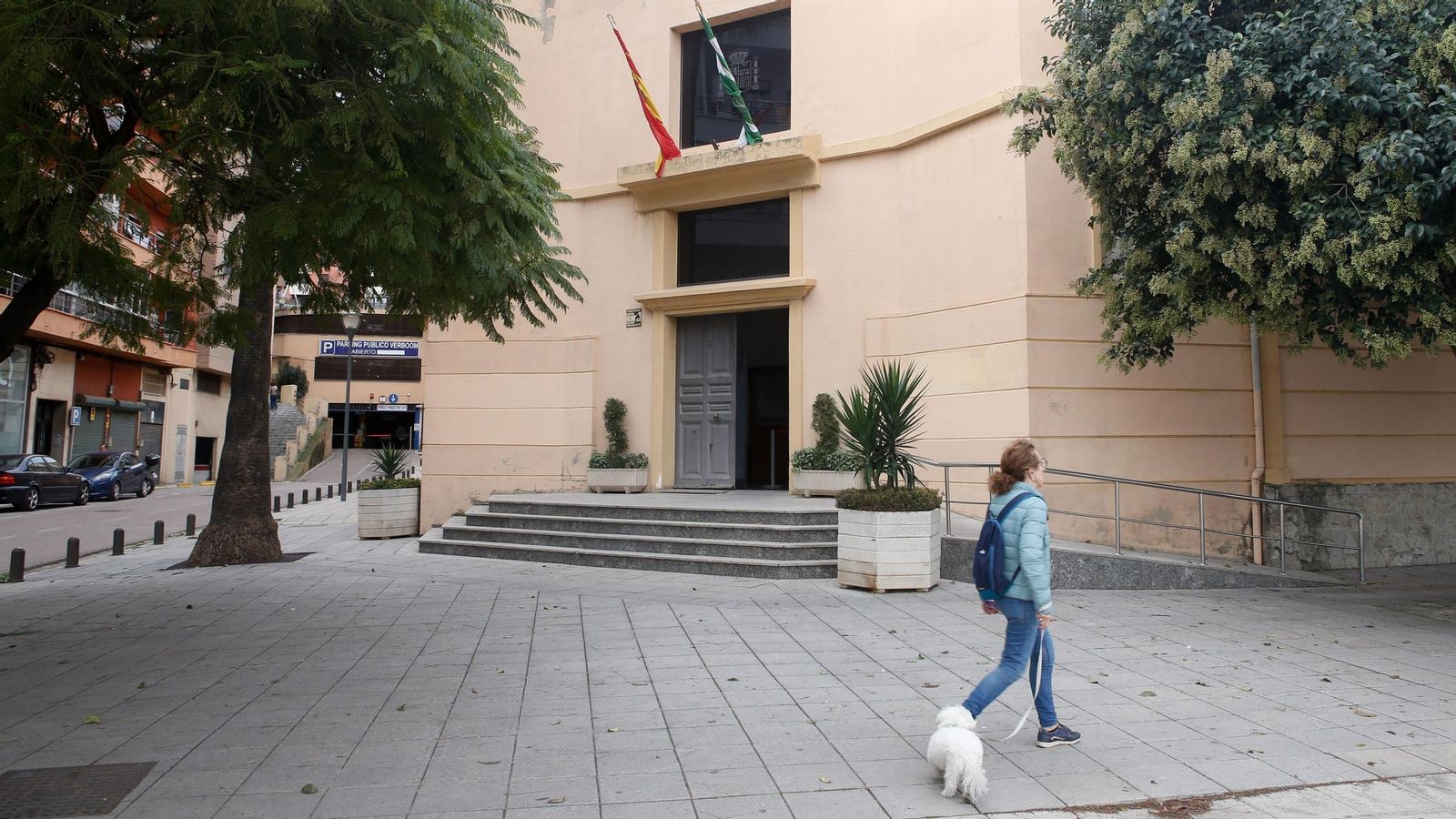La entrada principal al edificio de la Audiencia Provincial en Algeciras.