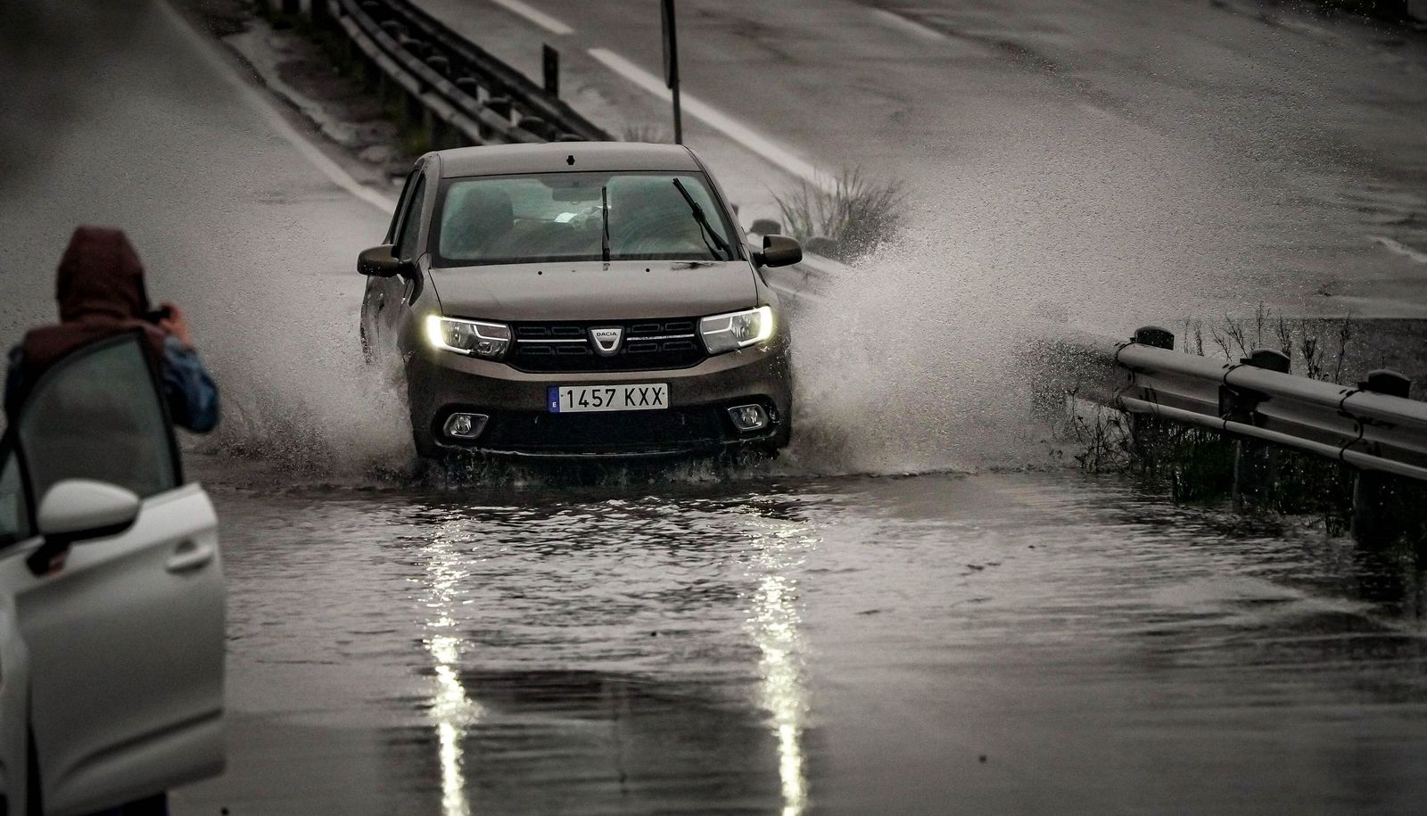 Las abundantes lluvias regitradas este miércoles dejó encharcadas varias calles de Jerez