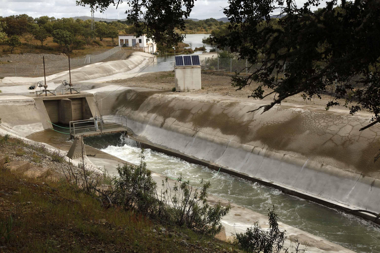 El sistema del túnel de San Silvestre  proporciona agua para consumo humano, agricultura, industria y turismo.