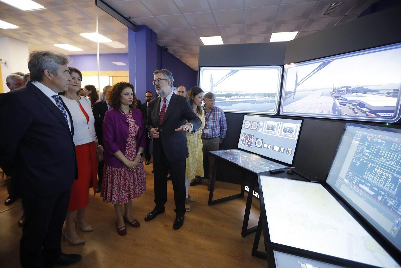 La ministra ante el Navantis, el Navantis, un sistema de adiestramiento para barcos diseñados por Navantia.