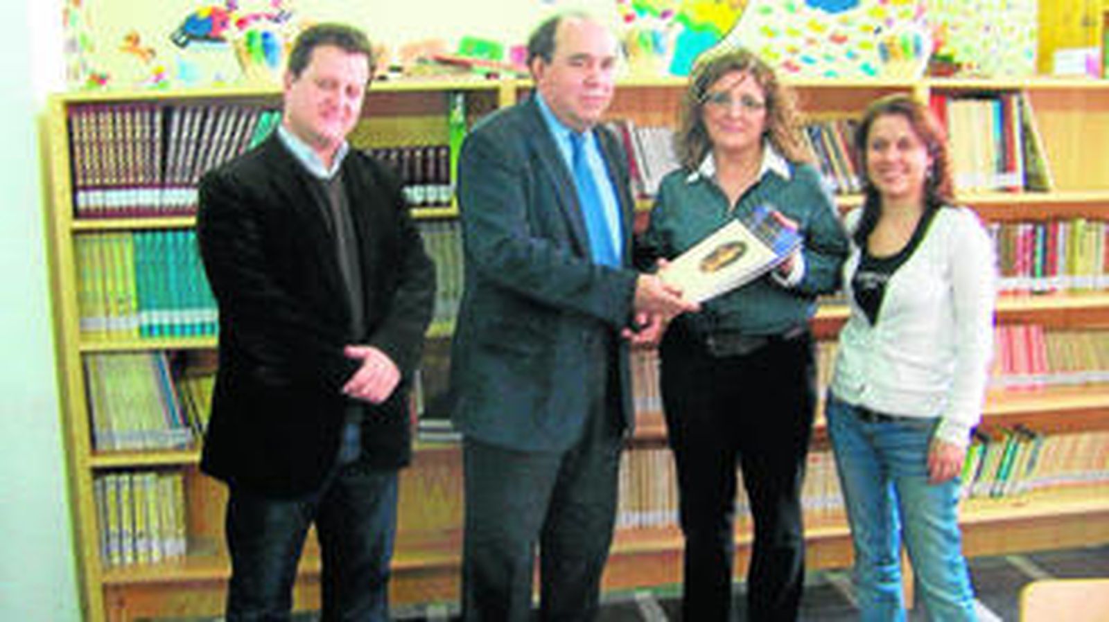 Felipe Berenguel y Sonia Gómez junto a la bibliotecaria y Manuel Martínez en la biblioteca de Alhama.