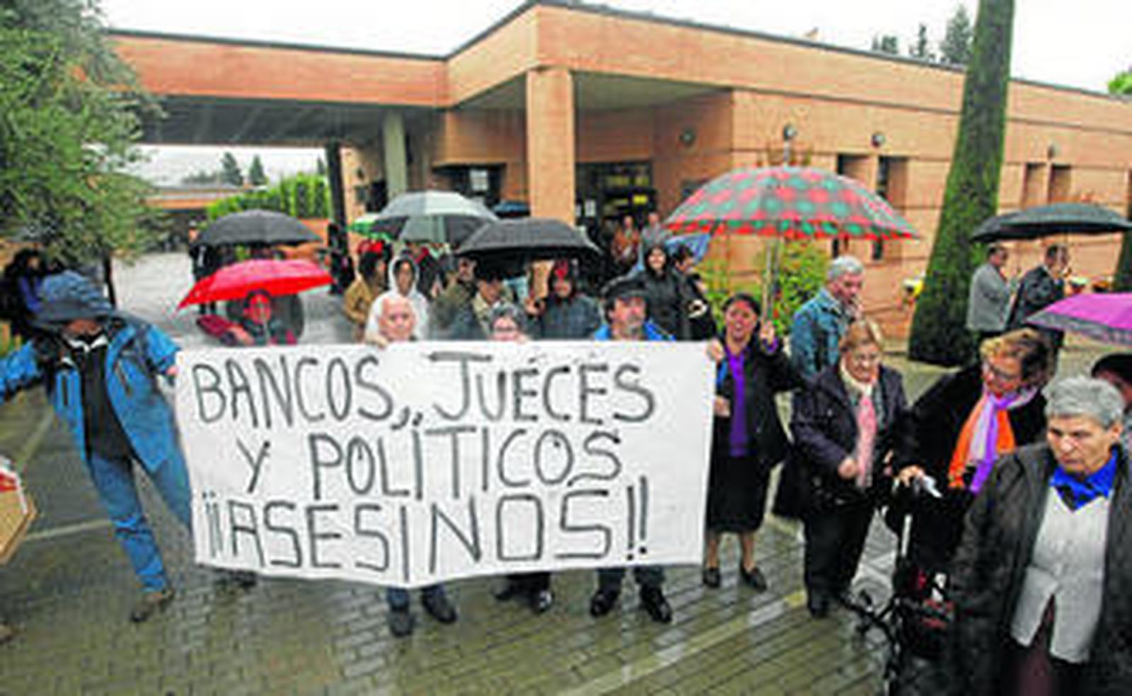 Protesta, ayer, en el cementerio de Granada, tras el funeral por José Miguel Domingo.