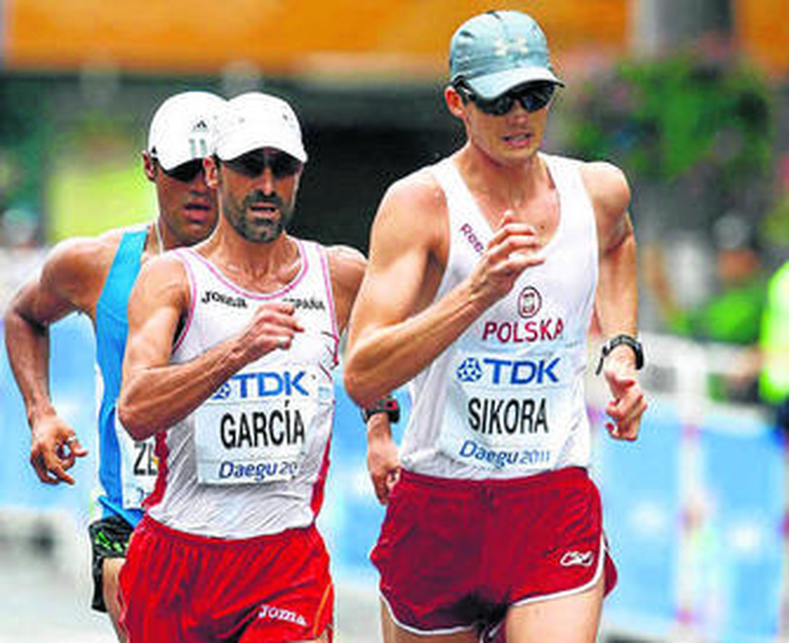 Jesús Ángel García sigue al polaco Rafal Sikora.