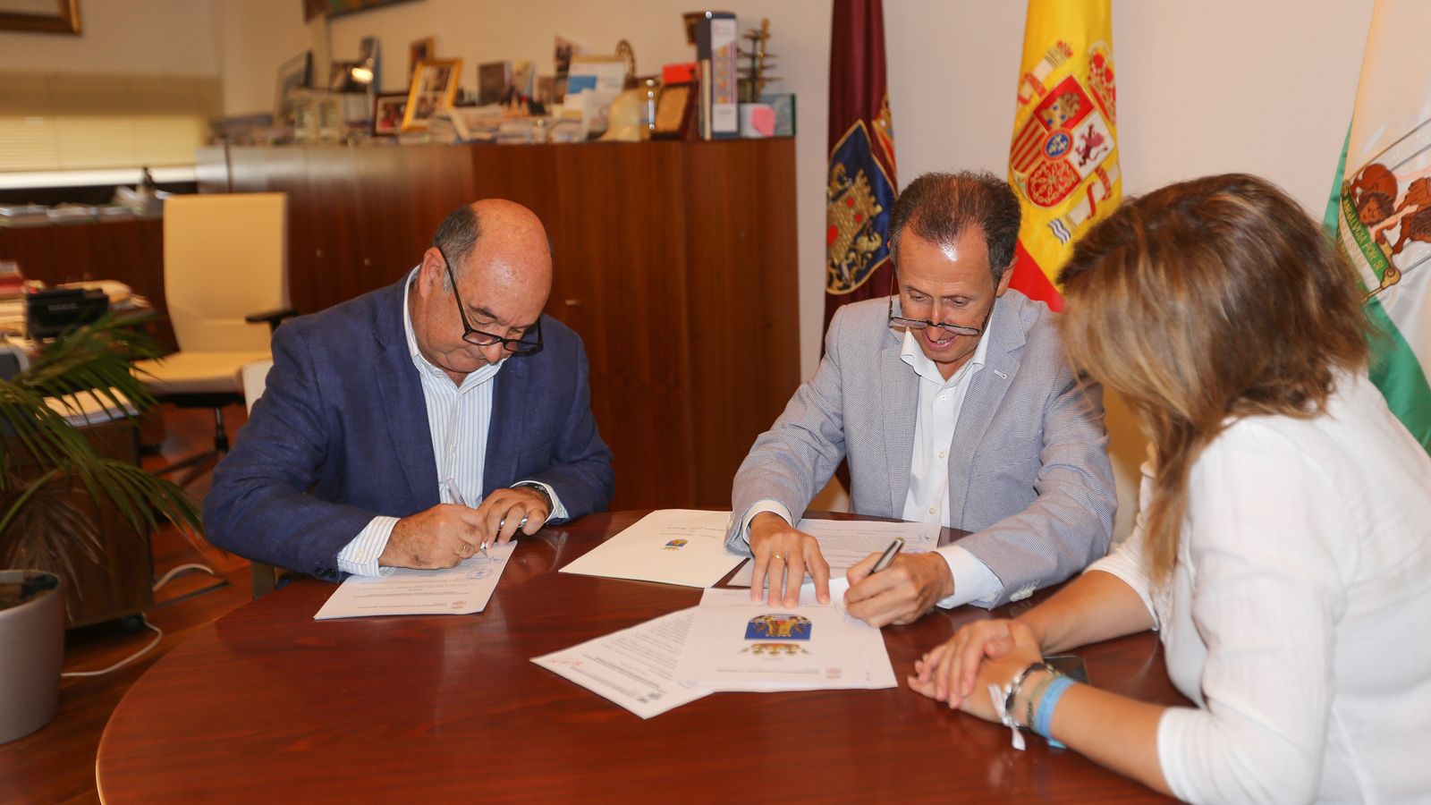 Acto de la firma del convenio entre Ayuntamiento y Consejo de Hermandades, en Alcaldía.