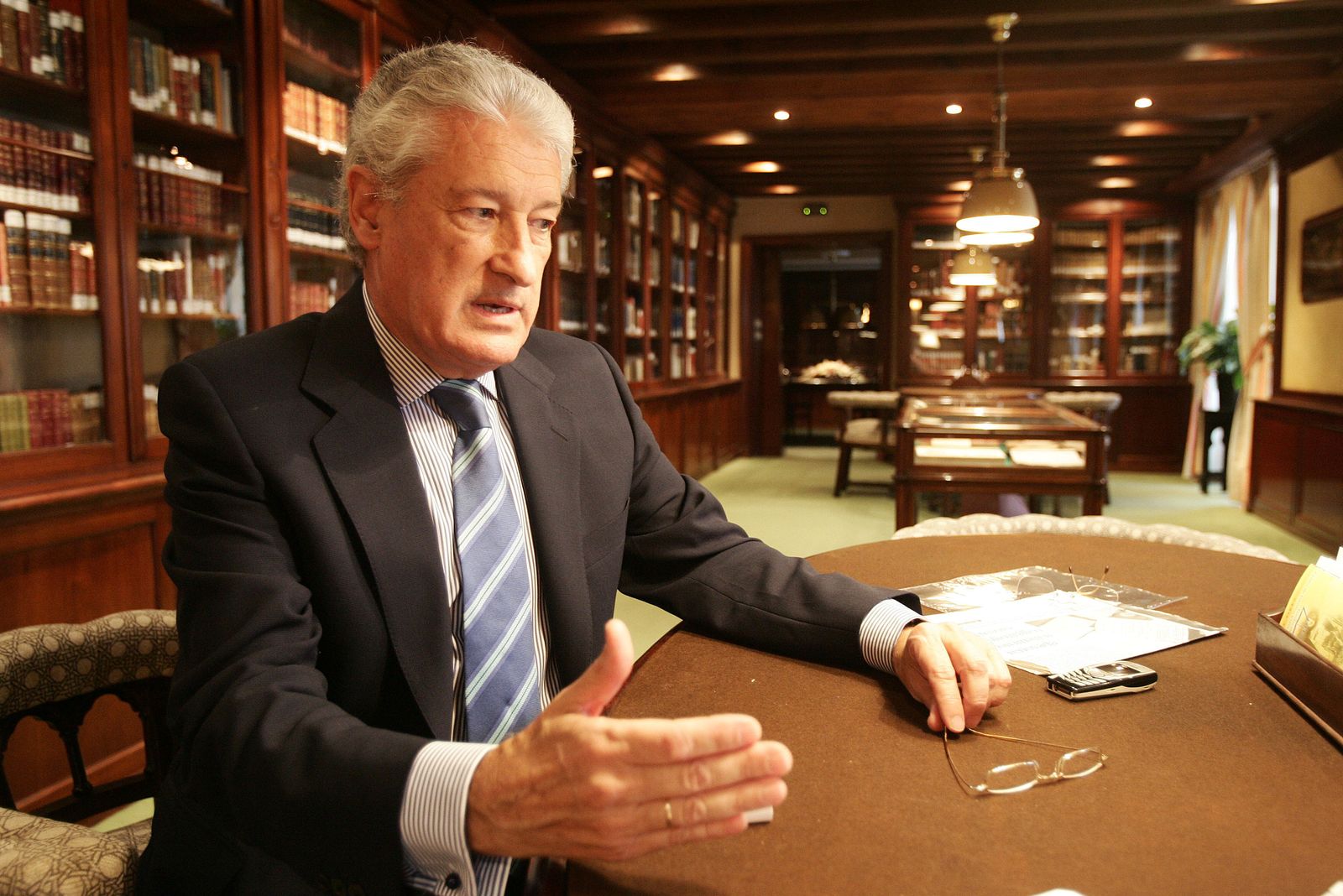 Miguel Nuche, en una imagen de archivo tomada en la importante biblioteca del Casino Gaditano.