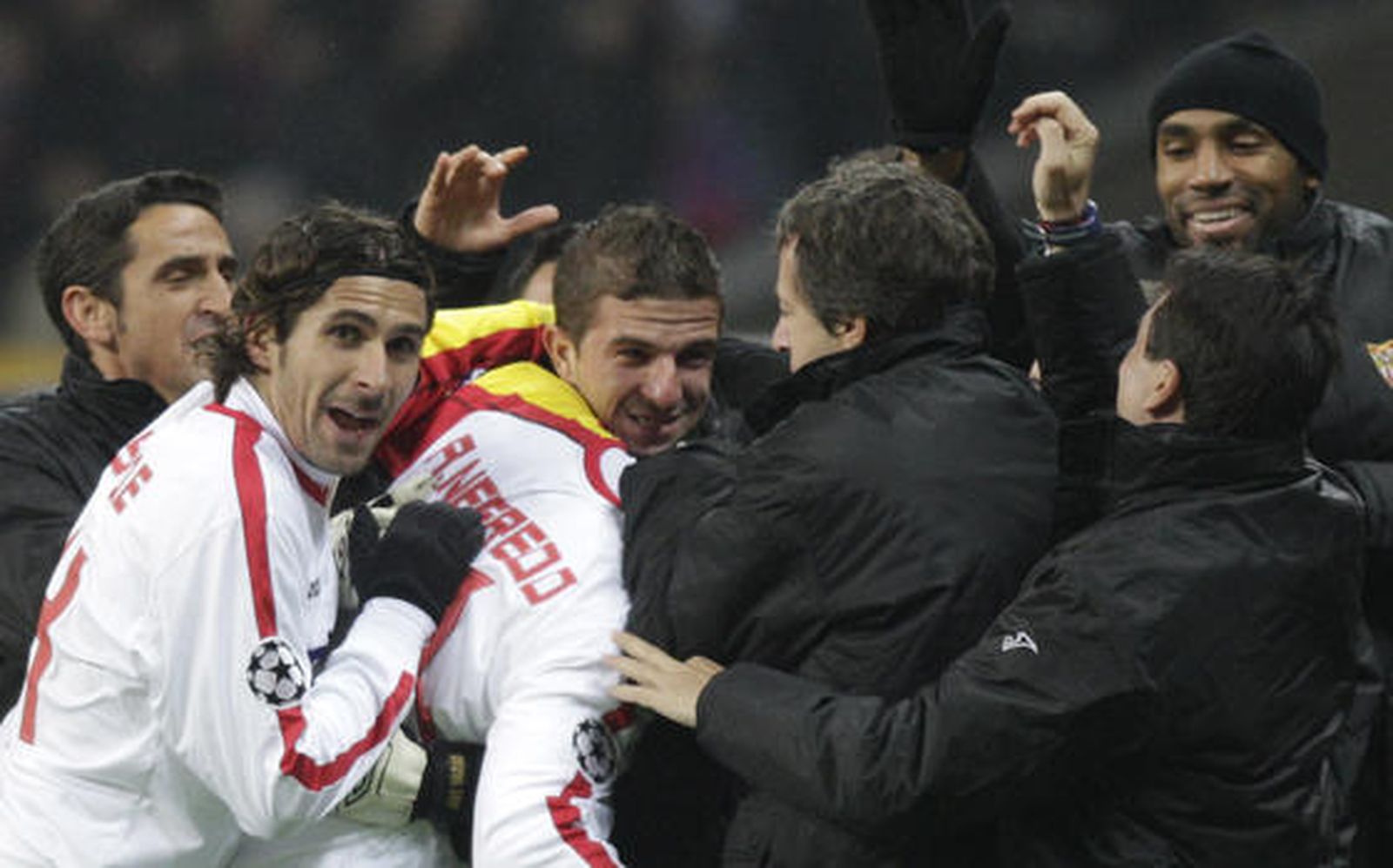 El banquillo sevillista celebra el tanto de Negredo. 

Foto: Antonio Pizarro