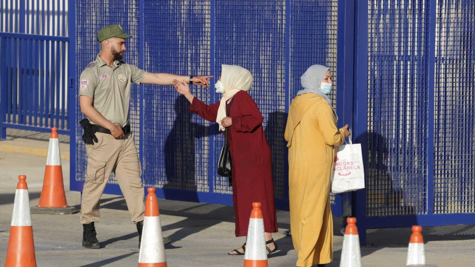 Dos mujeres en el entorno de El Tarajal, este martes.