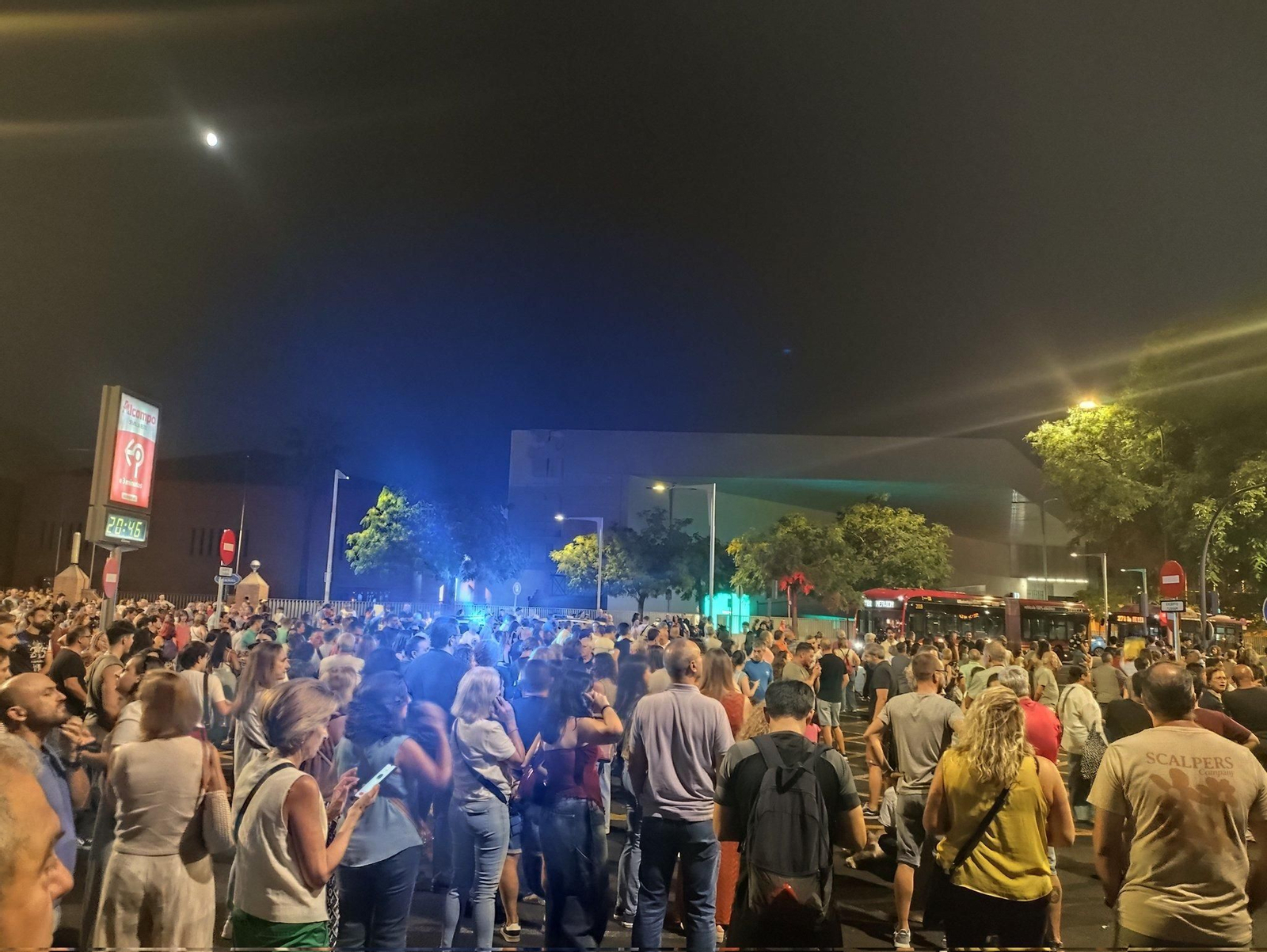 Protesta en Sevilla Este por el tranvibús