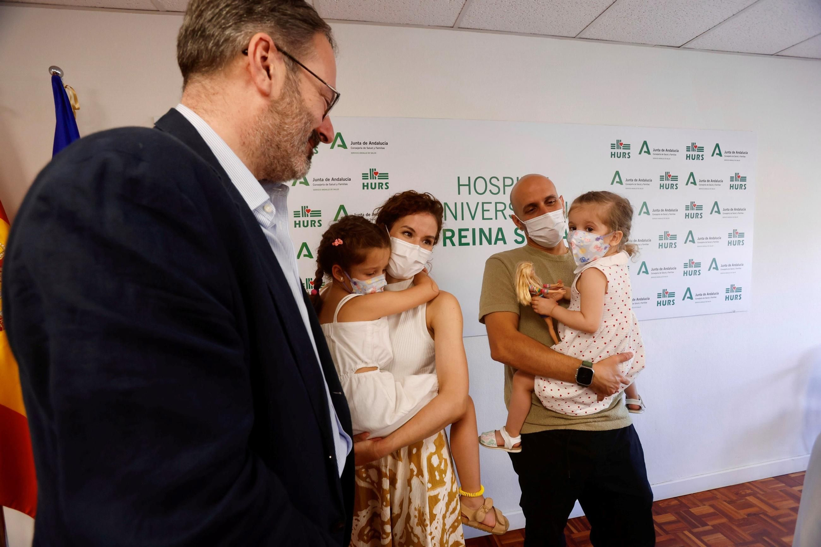 Lucía con sus padres y su hermana, junto al delegado del Gobierno de la Junta