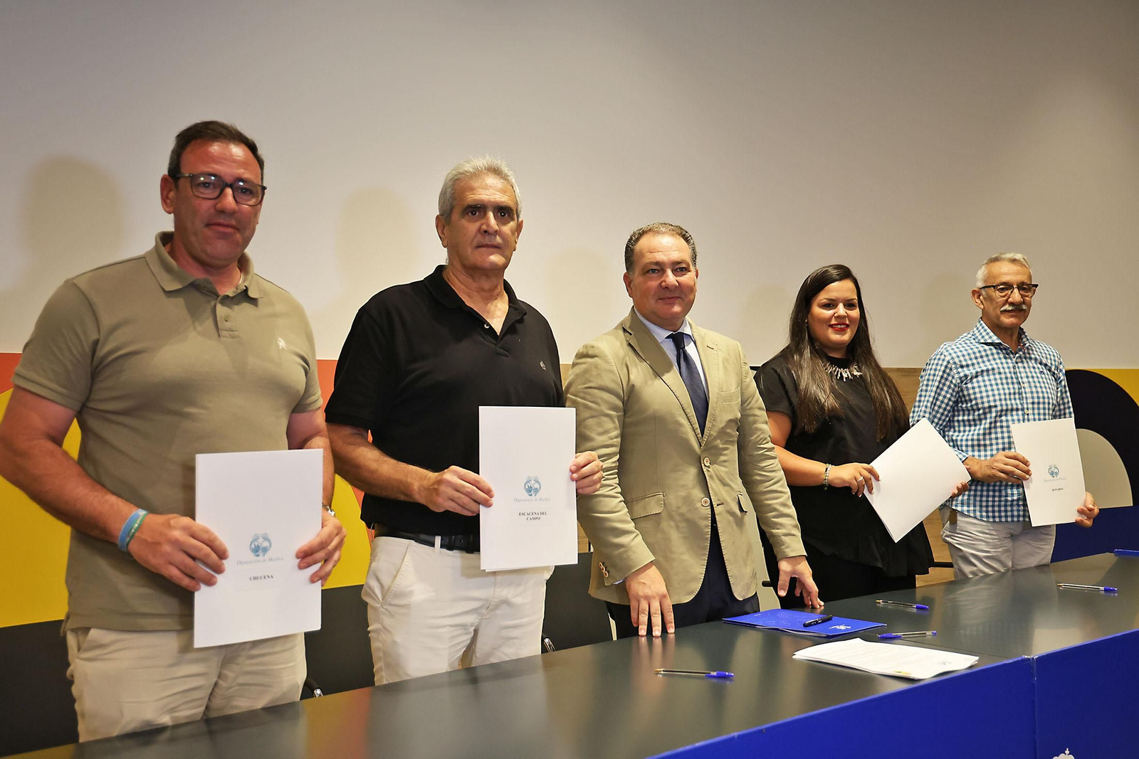 Imágenes de la firma con alcaldes de 34 municipios los convenios del programa 'Tu Diputación Invierte'