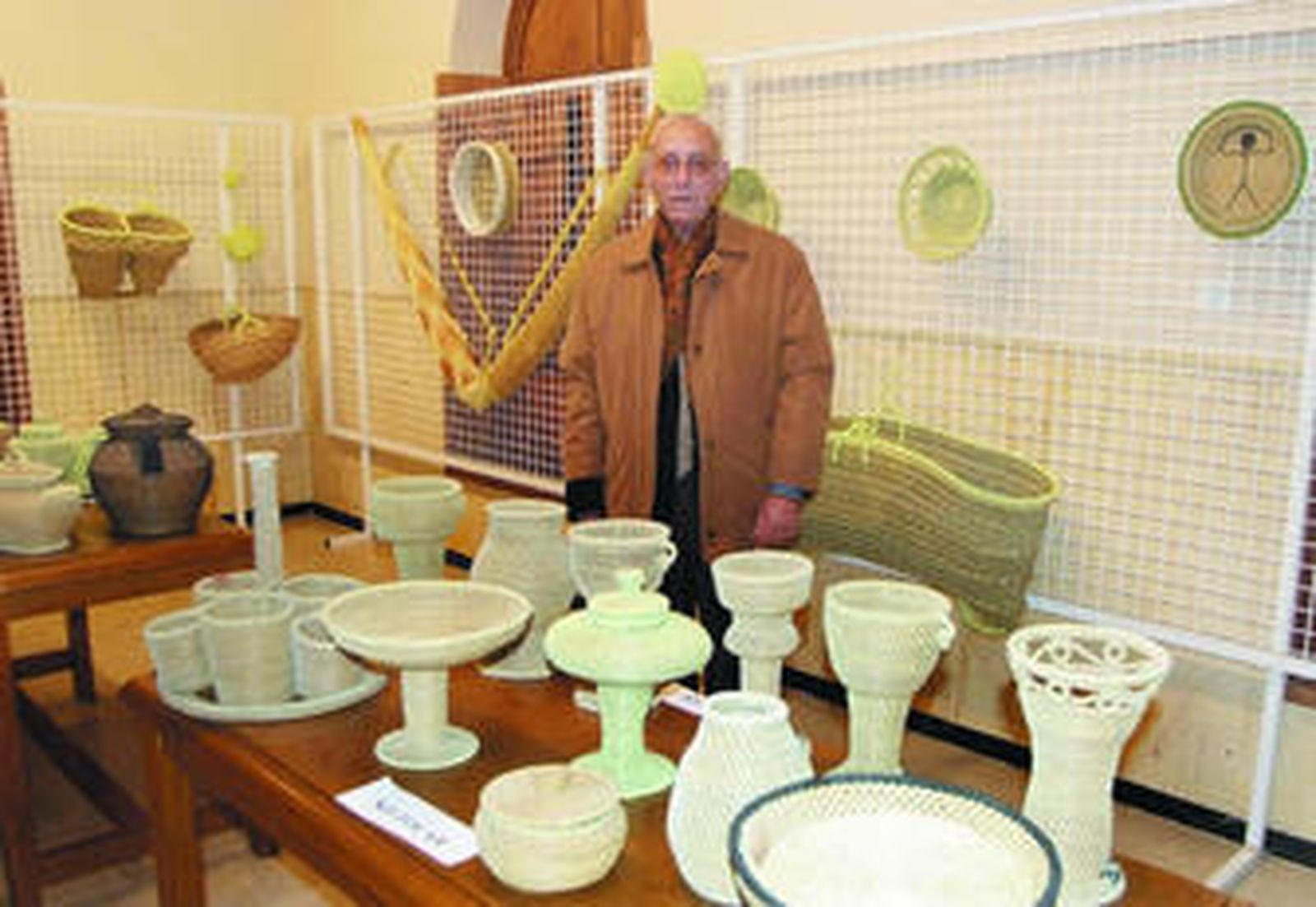 José Ruiz Villegas junto a algunas de las obras que ha realizado con esparto en el Faro de Roquetas.