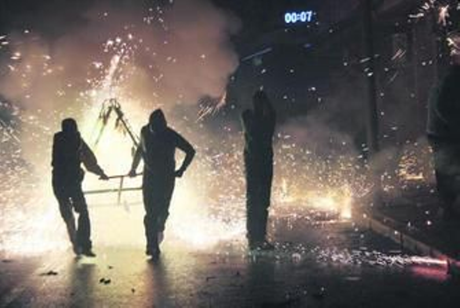 Jóvenes de Pulpí recorren las calles con el 'toro de fuego' iluminado por las carretillas.
