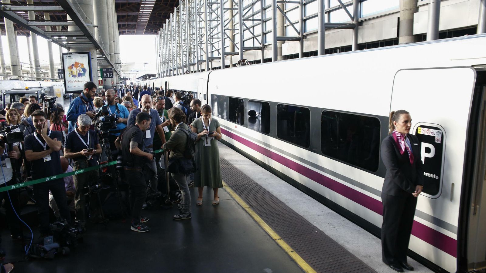Periodistas gráficos aguardan a Pedro Sánchez en Puerta de Atocha