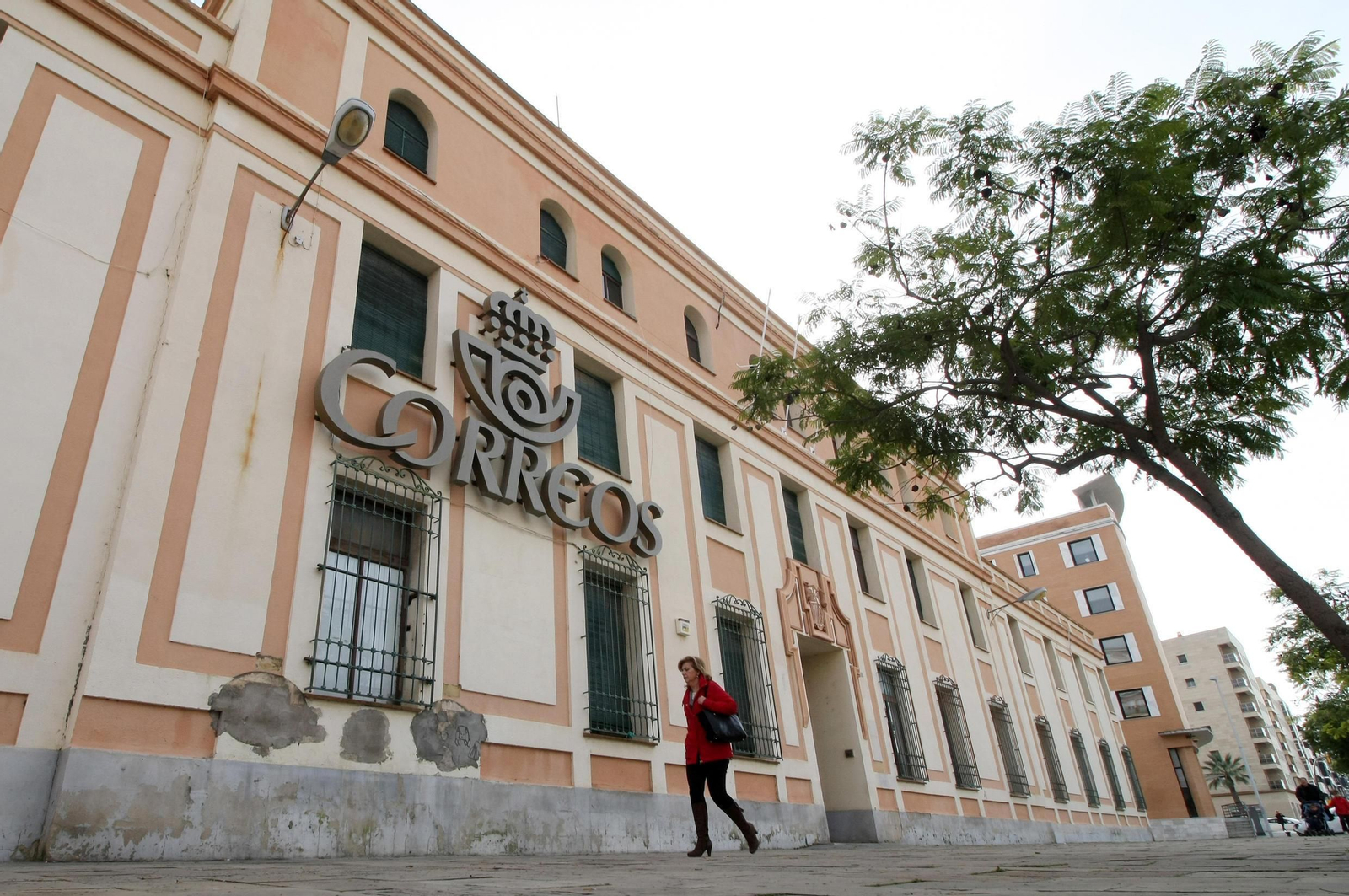 El antiguo edificio de Correos, en la avenida de la Ría, donde se ve el deterioro en el mismo tras cerca de siete años cerrado. Ahora se han retirado los buzones de cabezas de león.