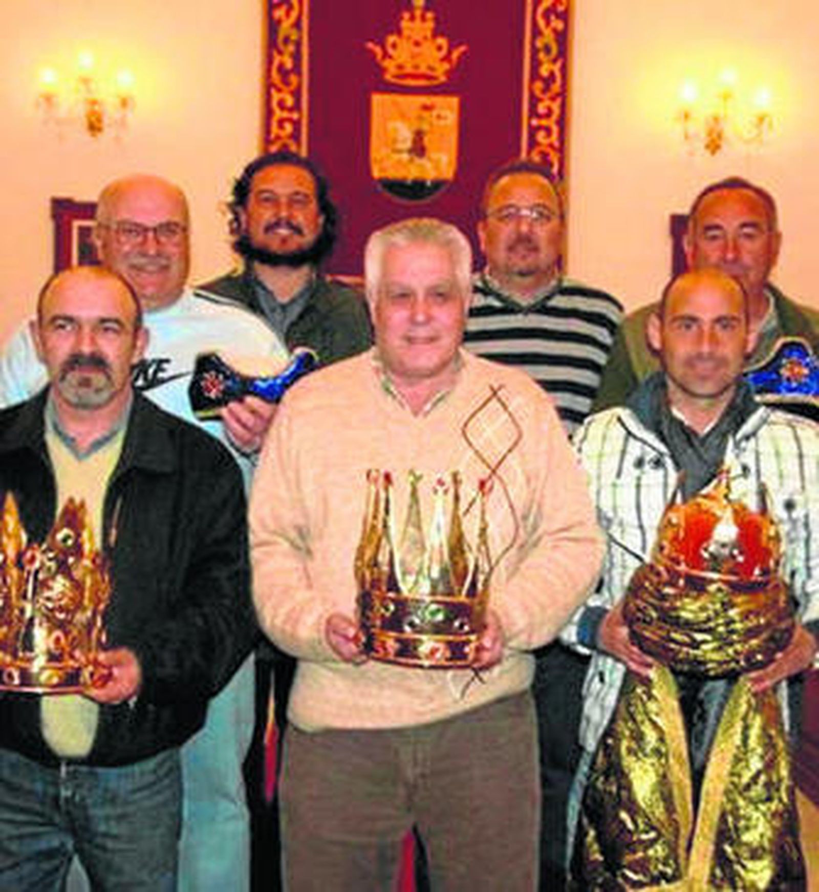 Los representantes de los reyes magos junto con los del Ayuntamiento.
