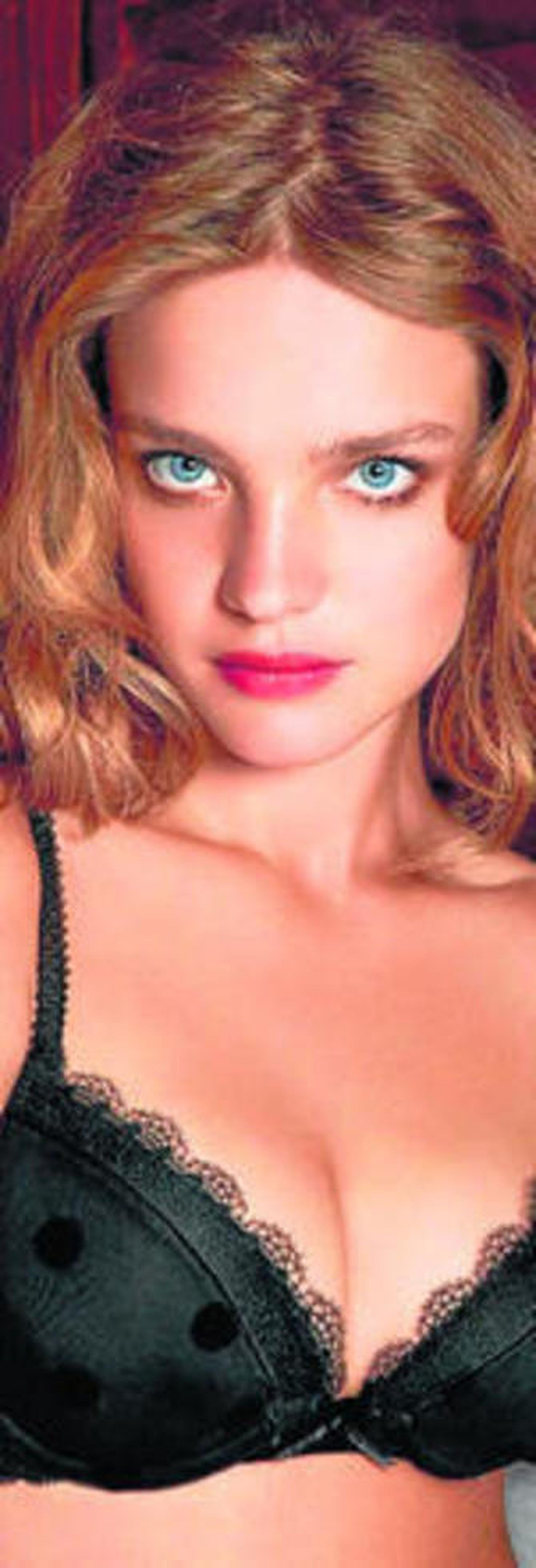 Muy sexy en ropa interior.