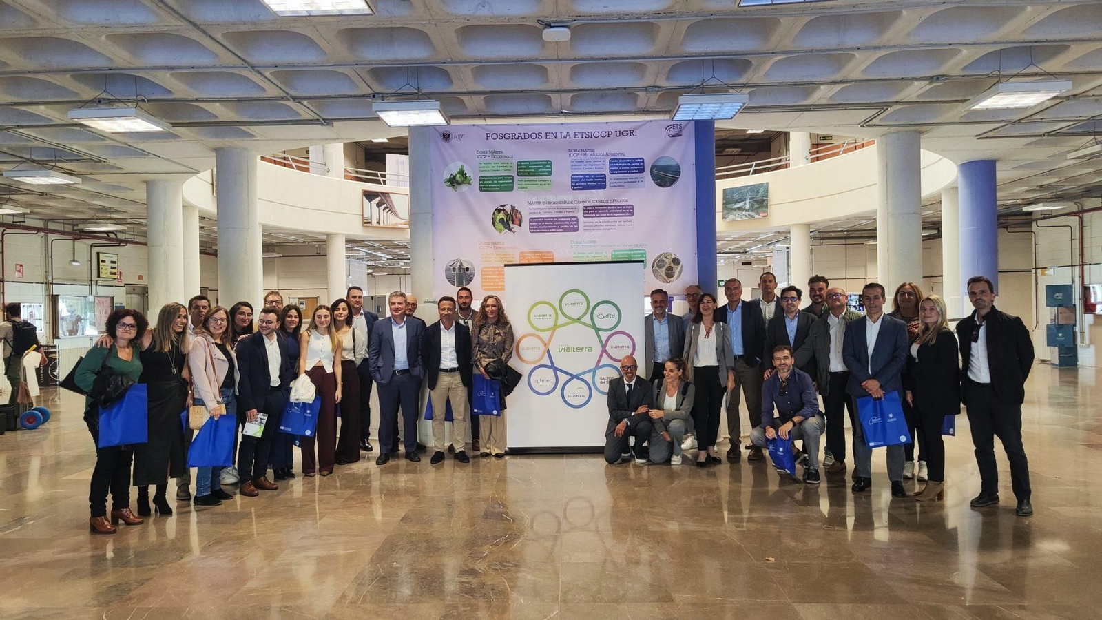 Foto de familia de la presentación de la aplicación de Vialterra y la Universidad de Granada.