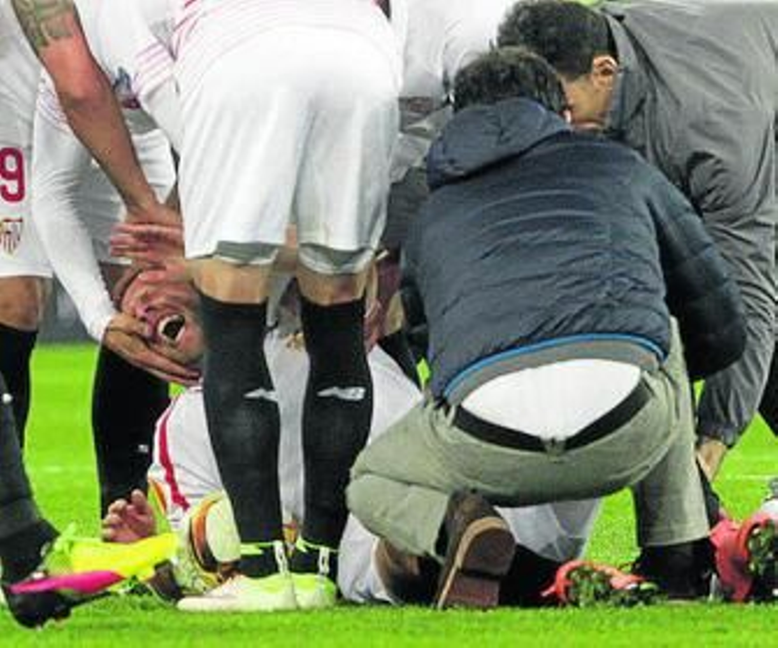 Los jugadores del Shakhtar se llevan las manos a la cabeza al ver la rodilla de un Krohn-Dehli que grita de dolor en el suelo.