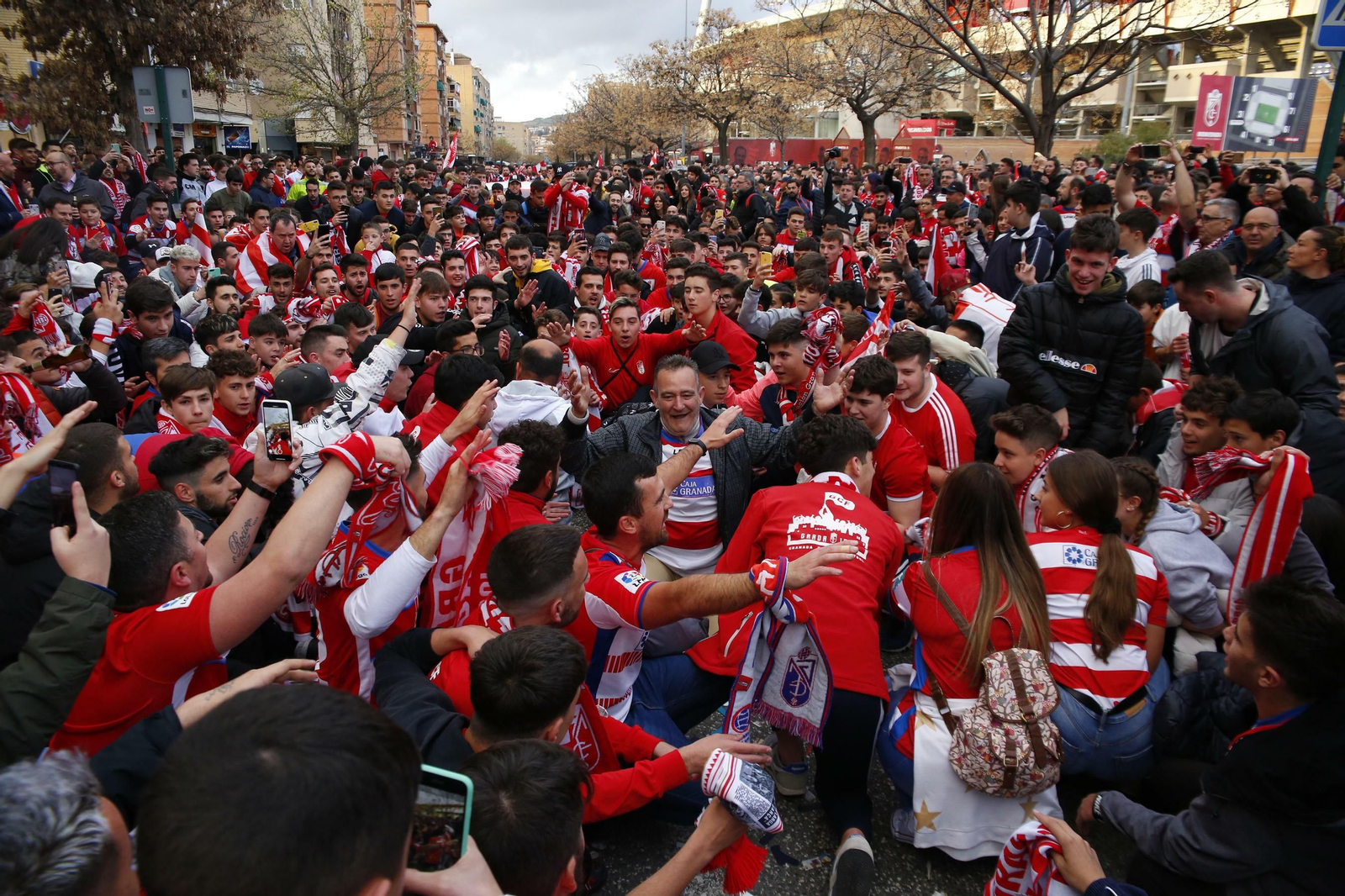 Apoteósico recibimiento a la plantilla del Granada