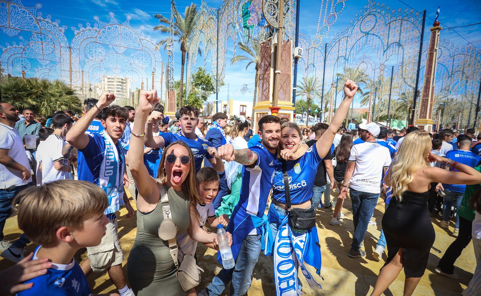 Jugadores y aficionados del Xerez CD celebran en la Feria el ascenso virtual.