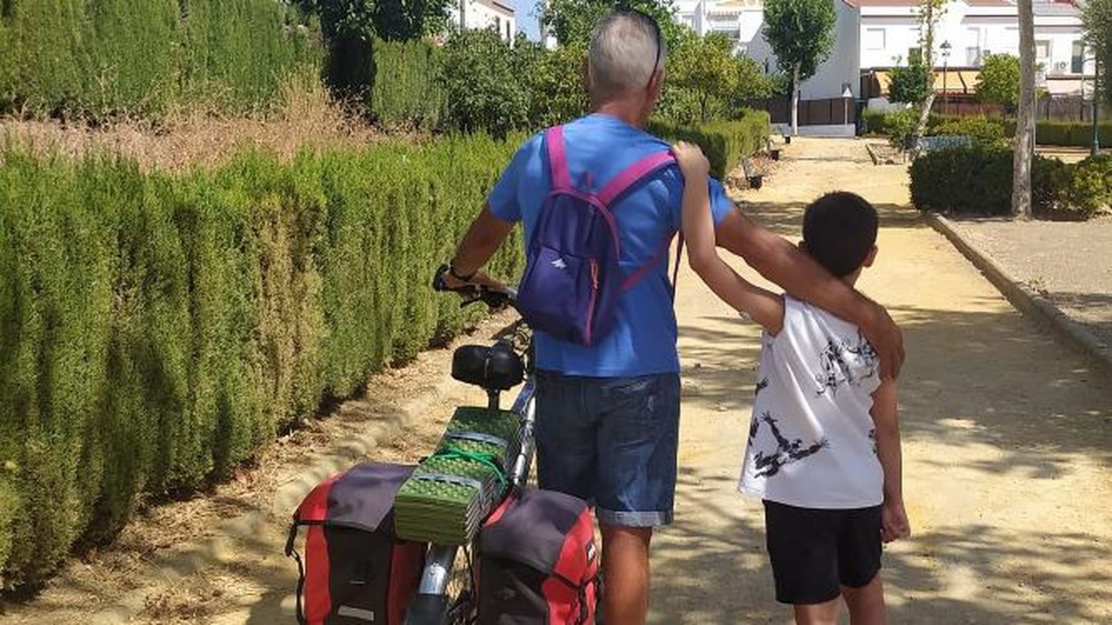 Francisco Javier Martín Méndez, junto a su nieto Juan José y su bicicleta