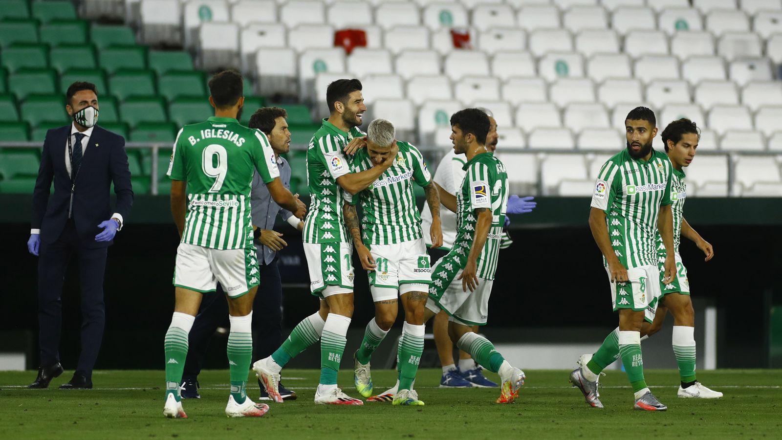 Tello celebra con Rubi y sus compañeros su gol.