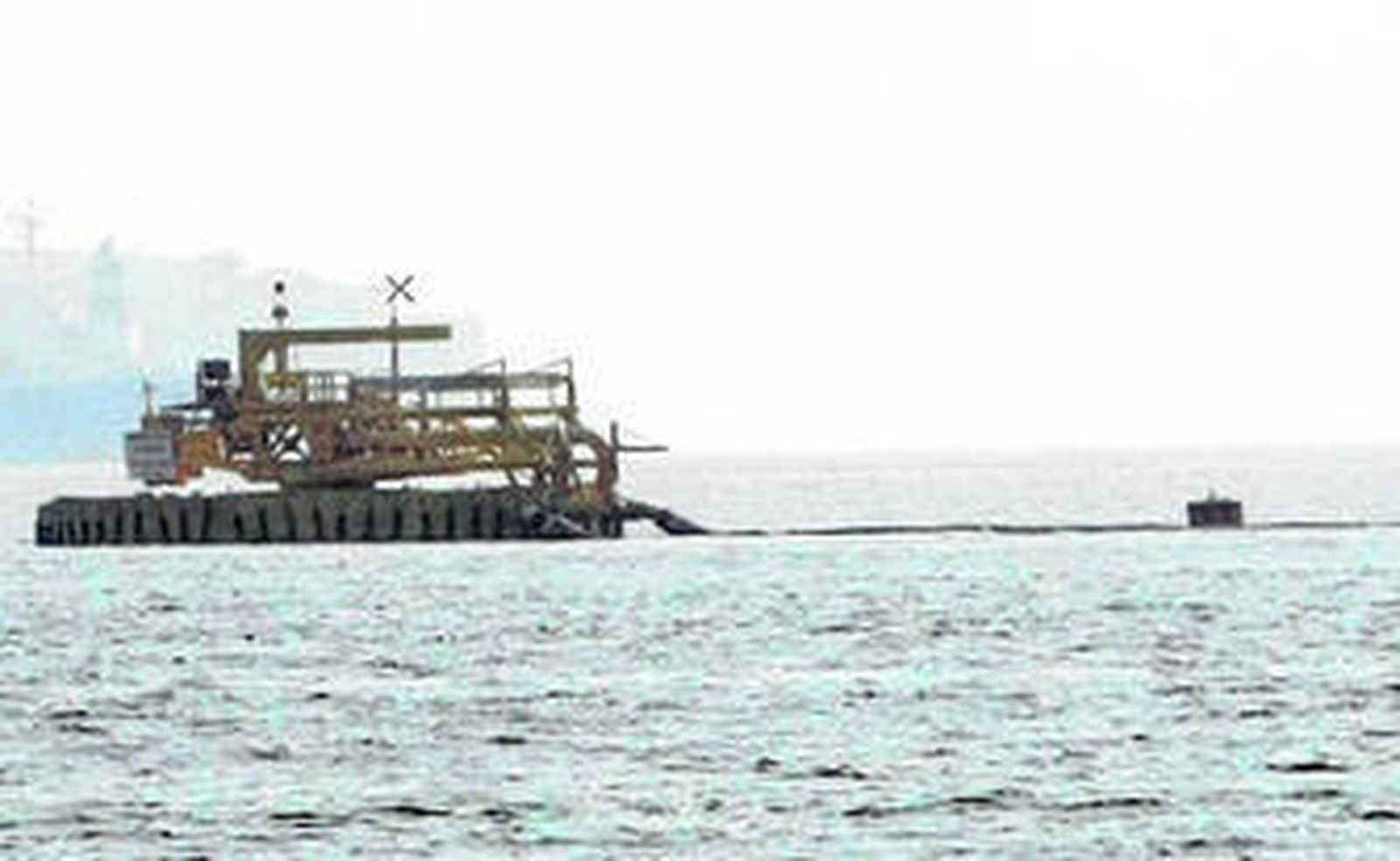 Un instante del despliegue de la barrera anticontaminación en la Bahía de Algeciras.