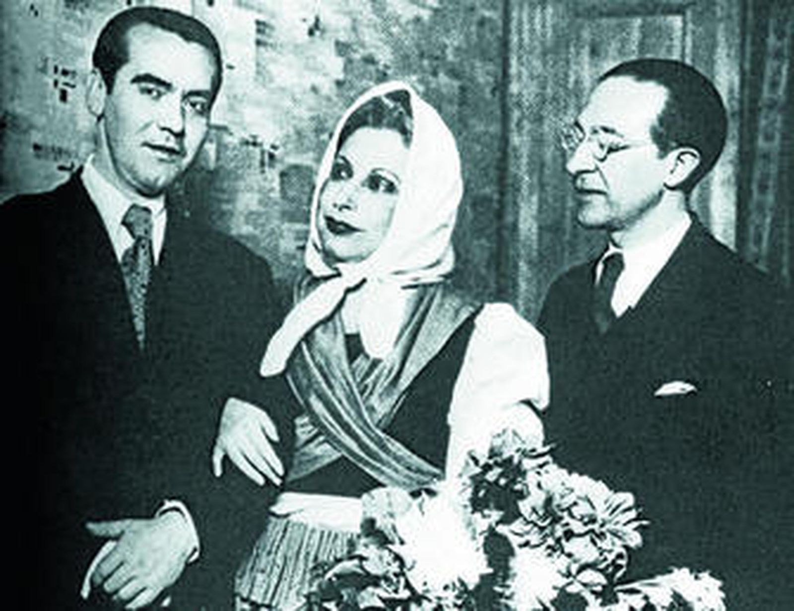 Federico García Lorca junto a Margarita Xirgu, musa de sus tragedias.