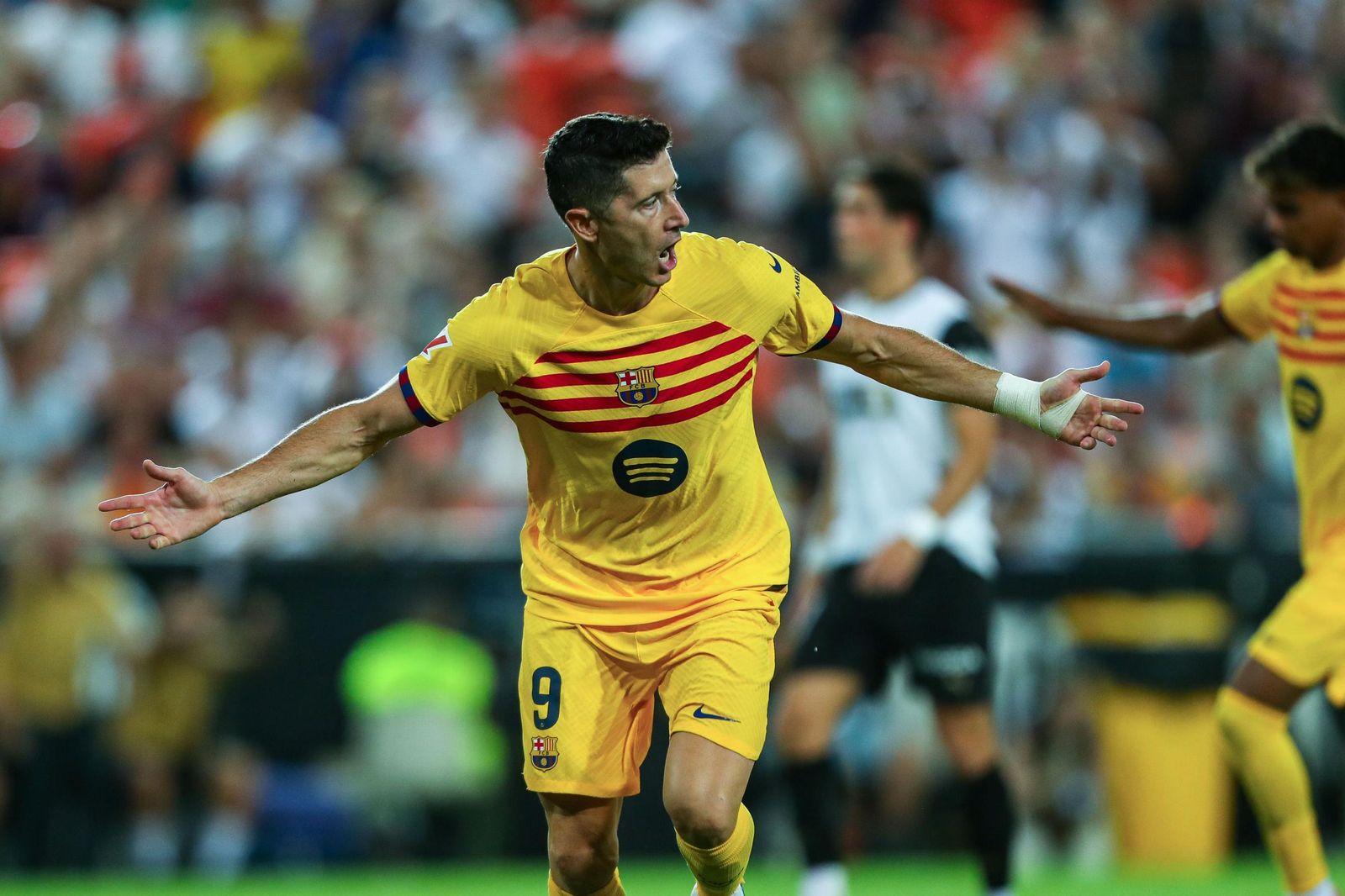 Lewandowski celebra el gol de penalti que le dio el triunfo al Barcelona.