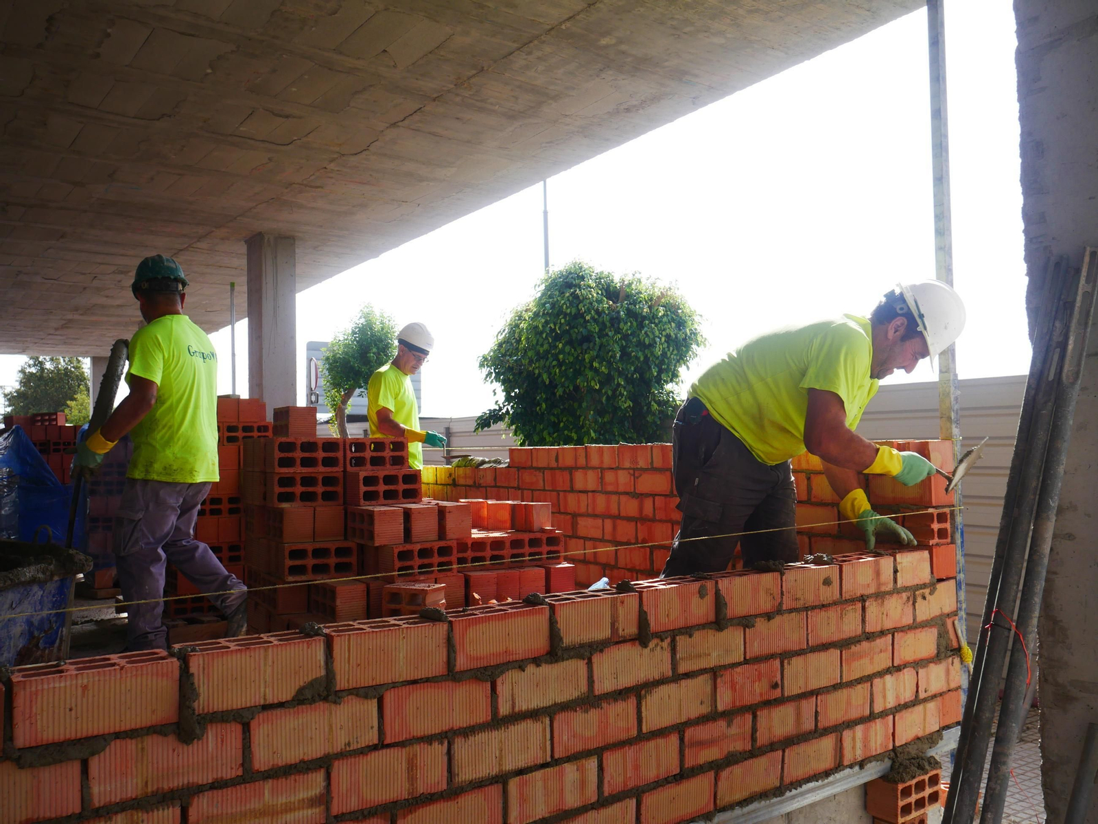 Obreros, en plena construcción de la promoción de 81 viviendas protegidas que se levantará en la Ronda.