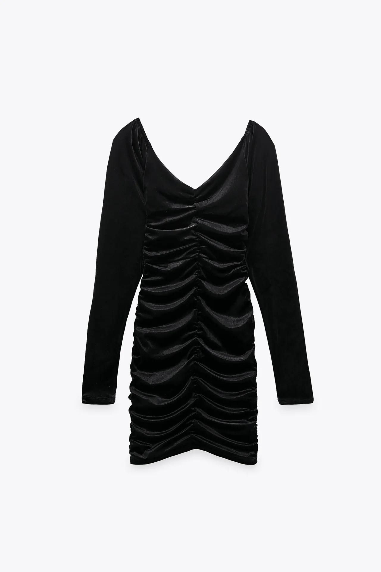 Vestido de terciopelo de Zara.