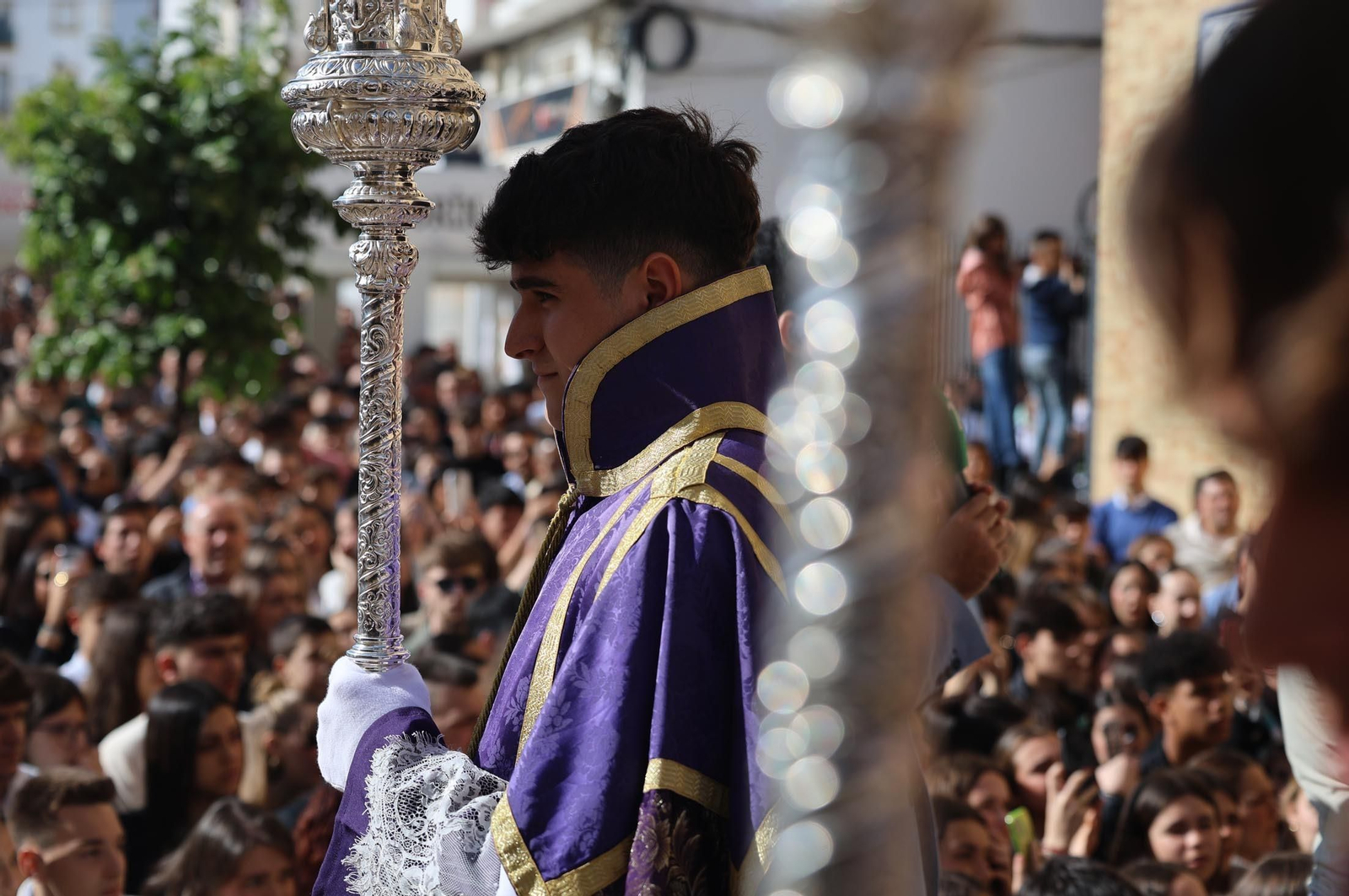 Las mejores imágenes del Lunes Santo en Huelva: Hermandad de las Tres Caídas