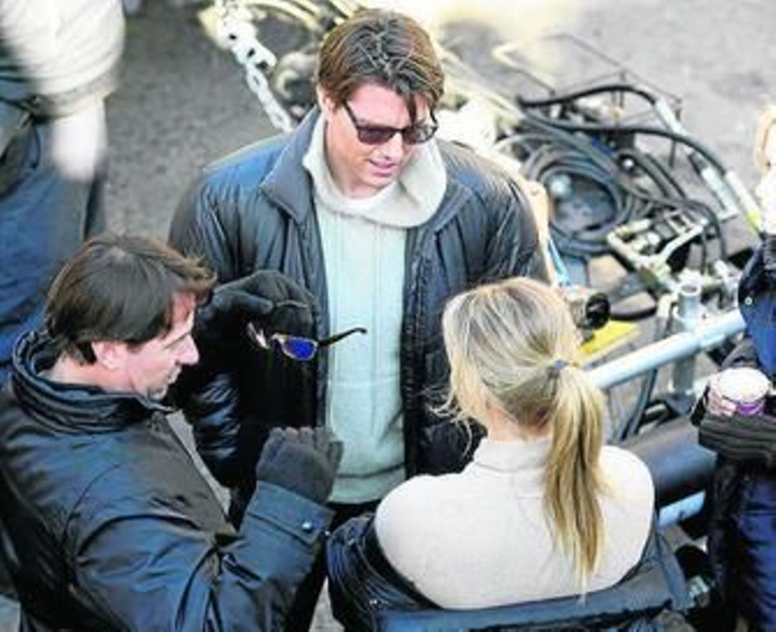 Tom Cruise se dirige a Cameron Díaz durante el rodaje en Sevilla.