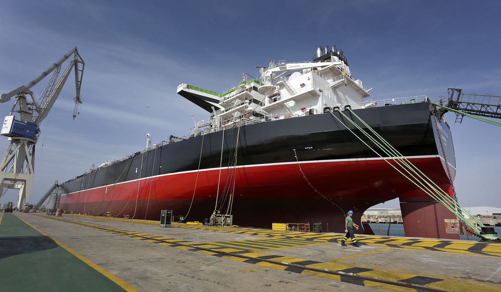 El 'Monte Udala', ayer en el astillero de Navantia Puerto Real, tras su puesta a flote.