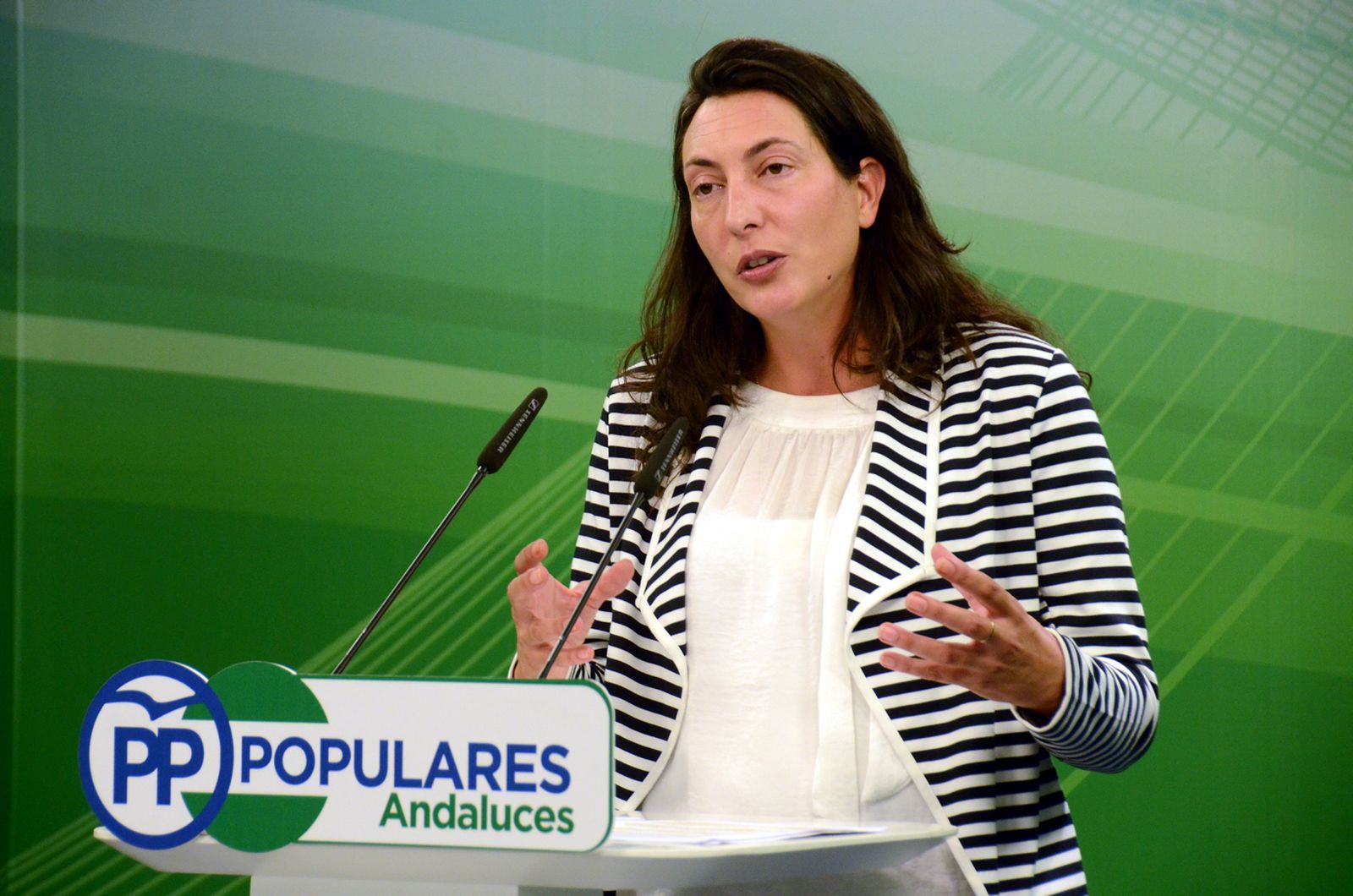 Dolores López atiende a la prensa.