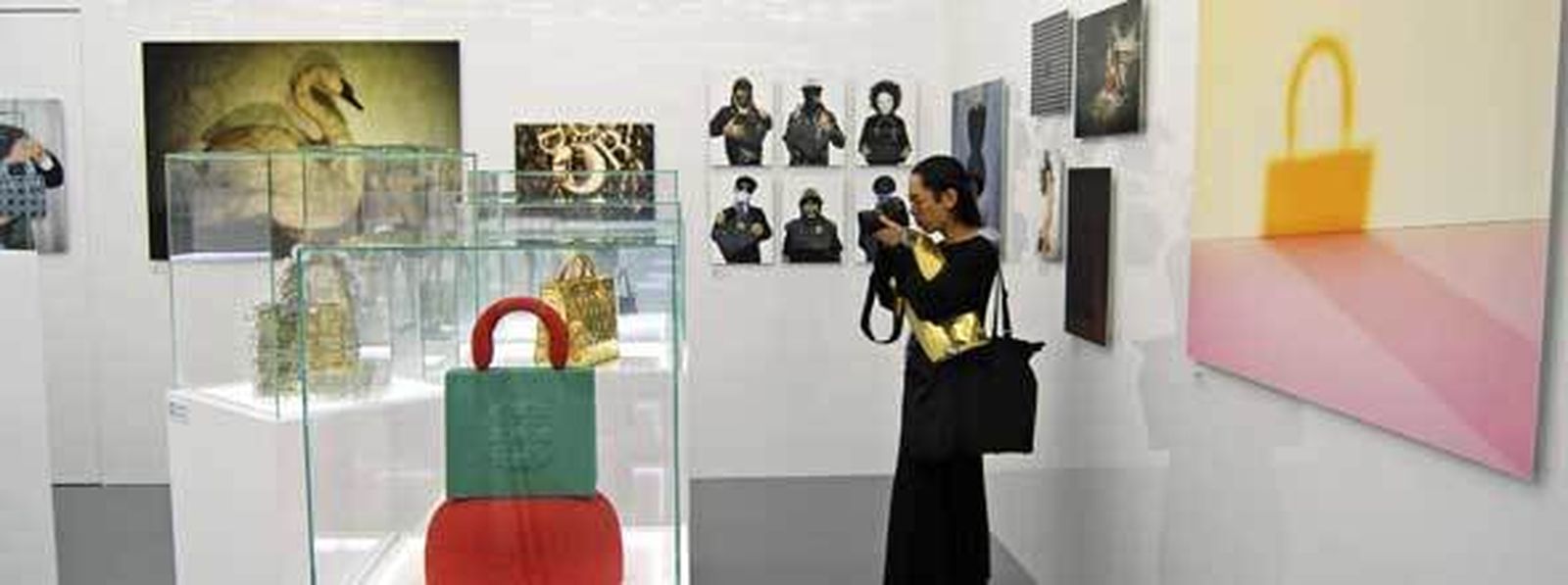 Uno de los bolsos inspirados en el icónico 'Lady Dior'. EFE